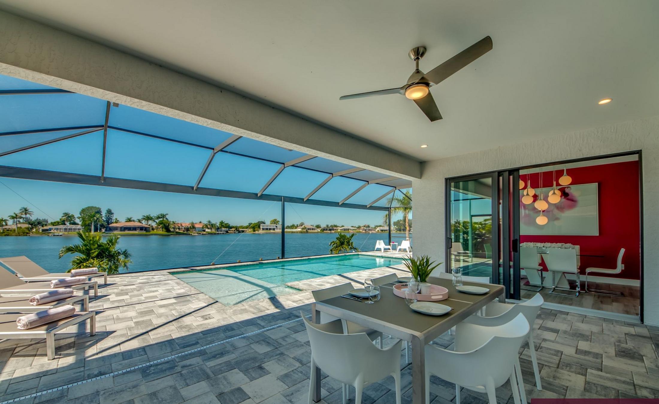 Beheizter Pool mit Sunledge und Blick auf den See bei Sonnenuntergang.