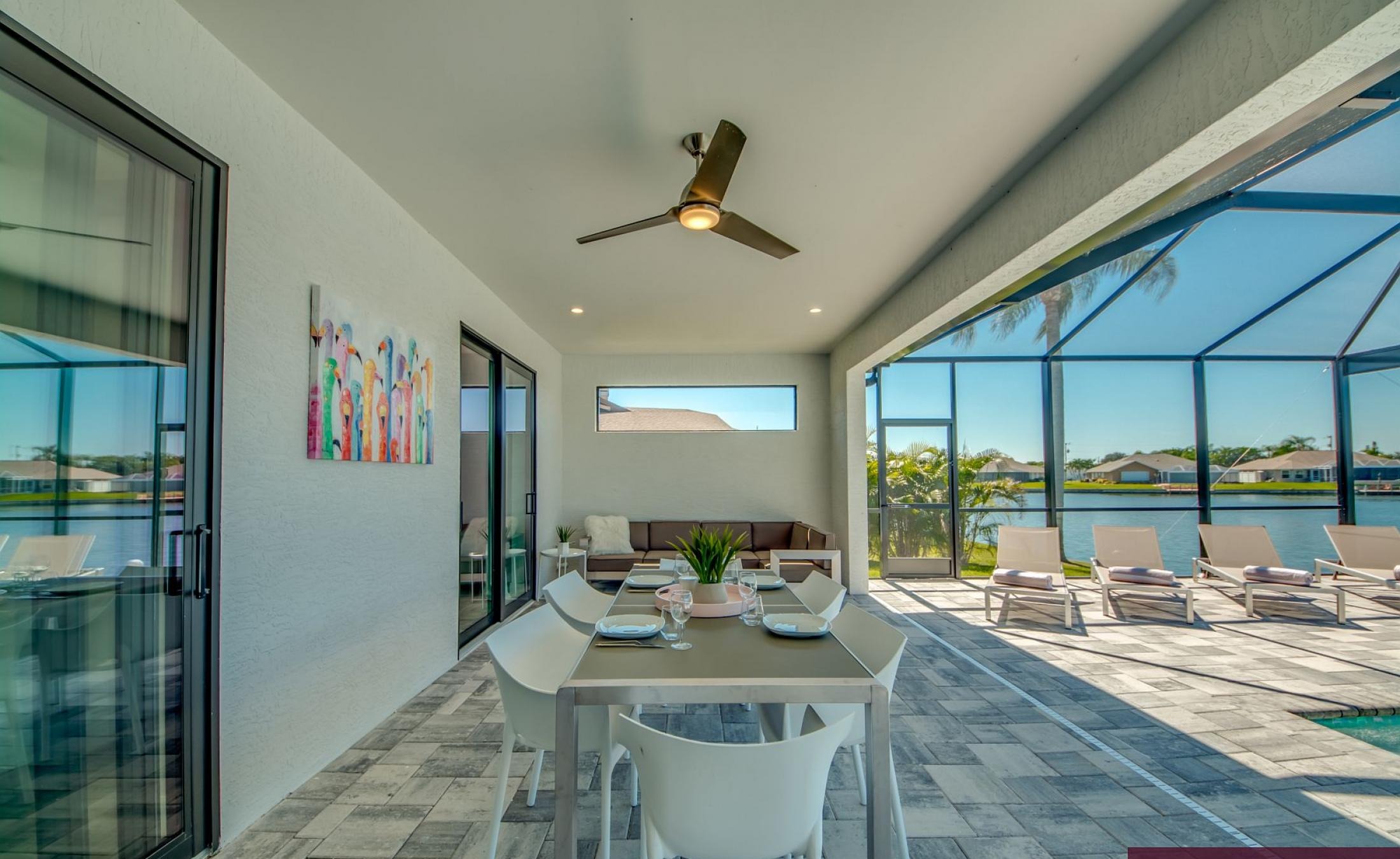 Beheizter Pool mit Sunledge und Gasgrill im Außenbereich.