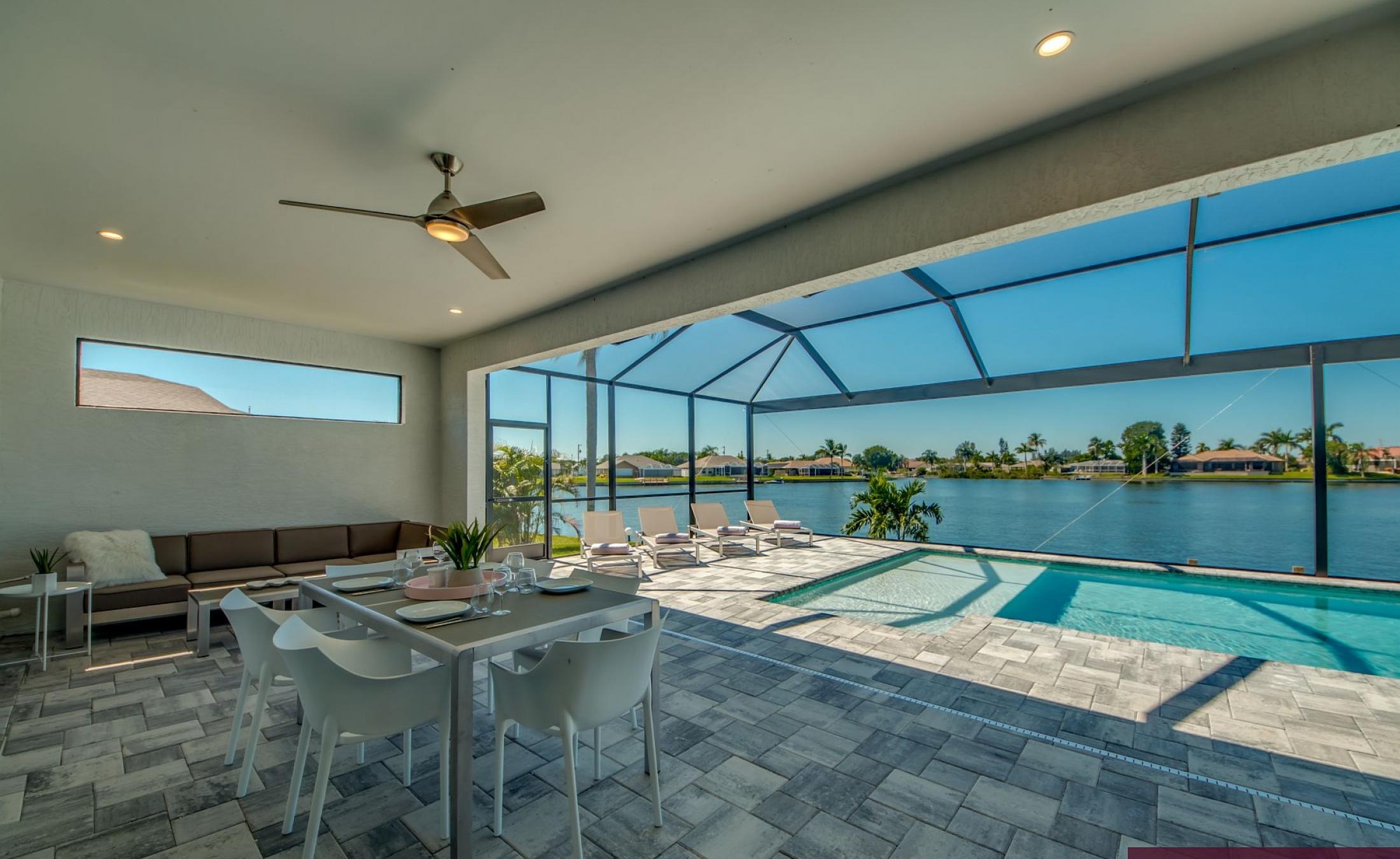 Beheizter Pool mit Sunledge und Blick auf den See.