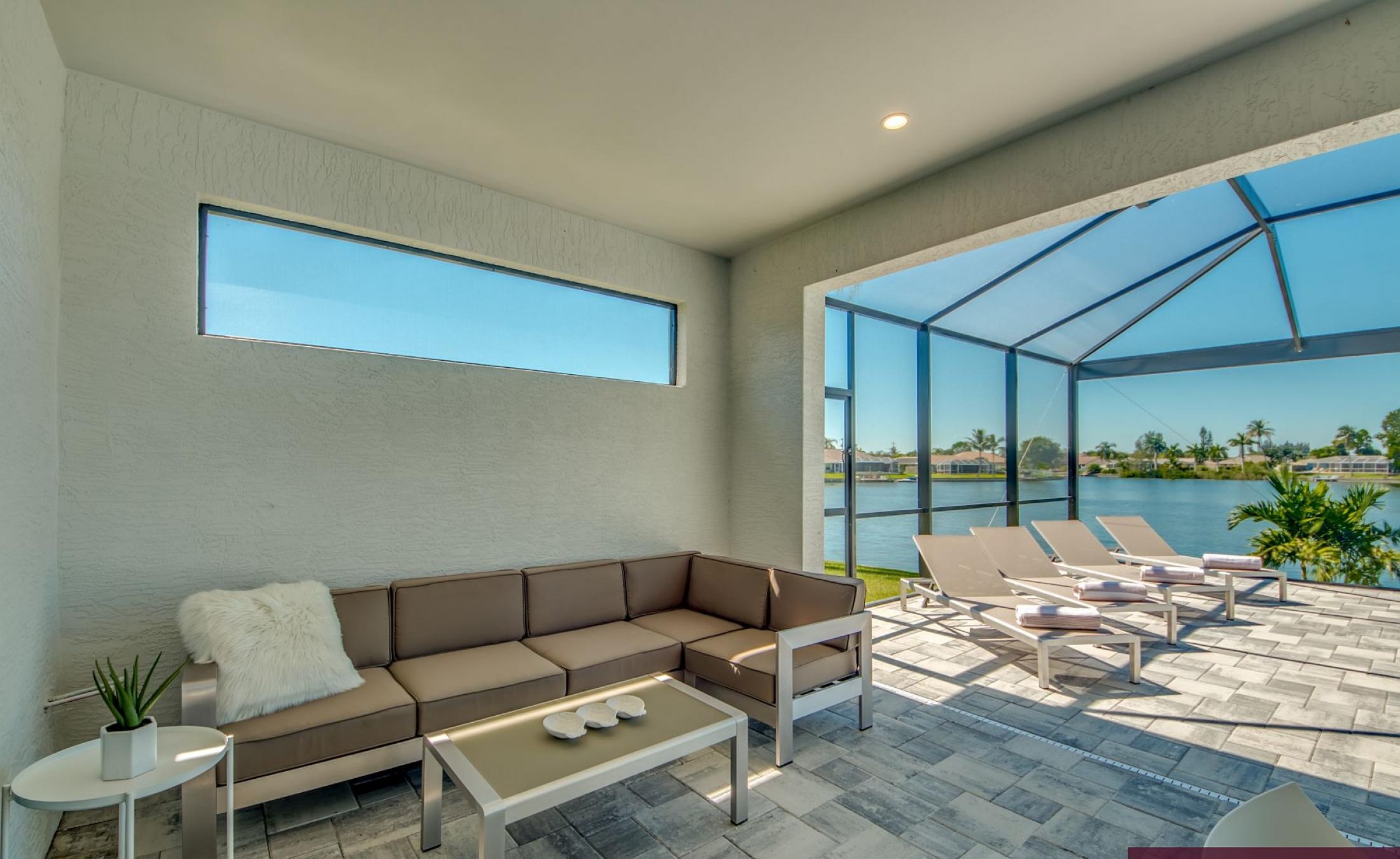 Beheizter Pool mit Sunledge und Blick auf den See bei Sonnenuntergang.