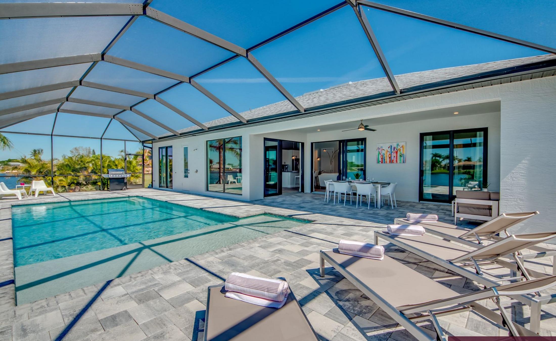 Beheizter Pool mit Sunledge und Blick auf den See.