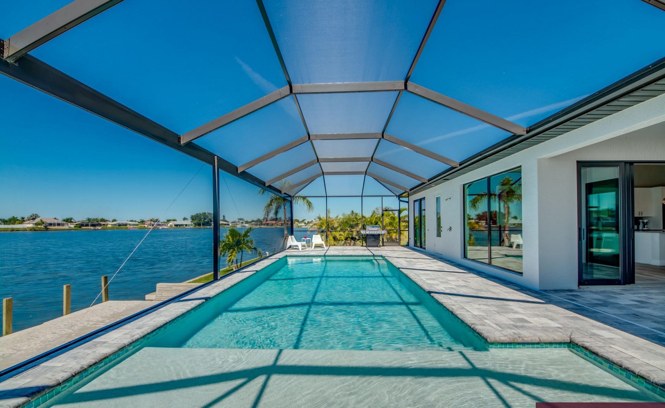 Beheizter Pool mit Sunledge und Blick auf den See.