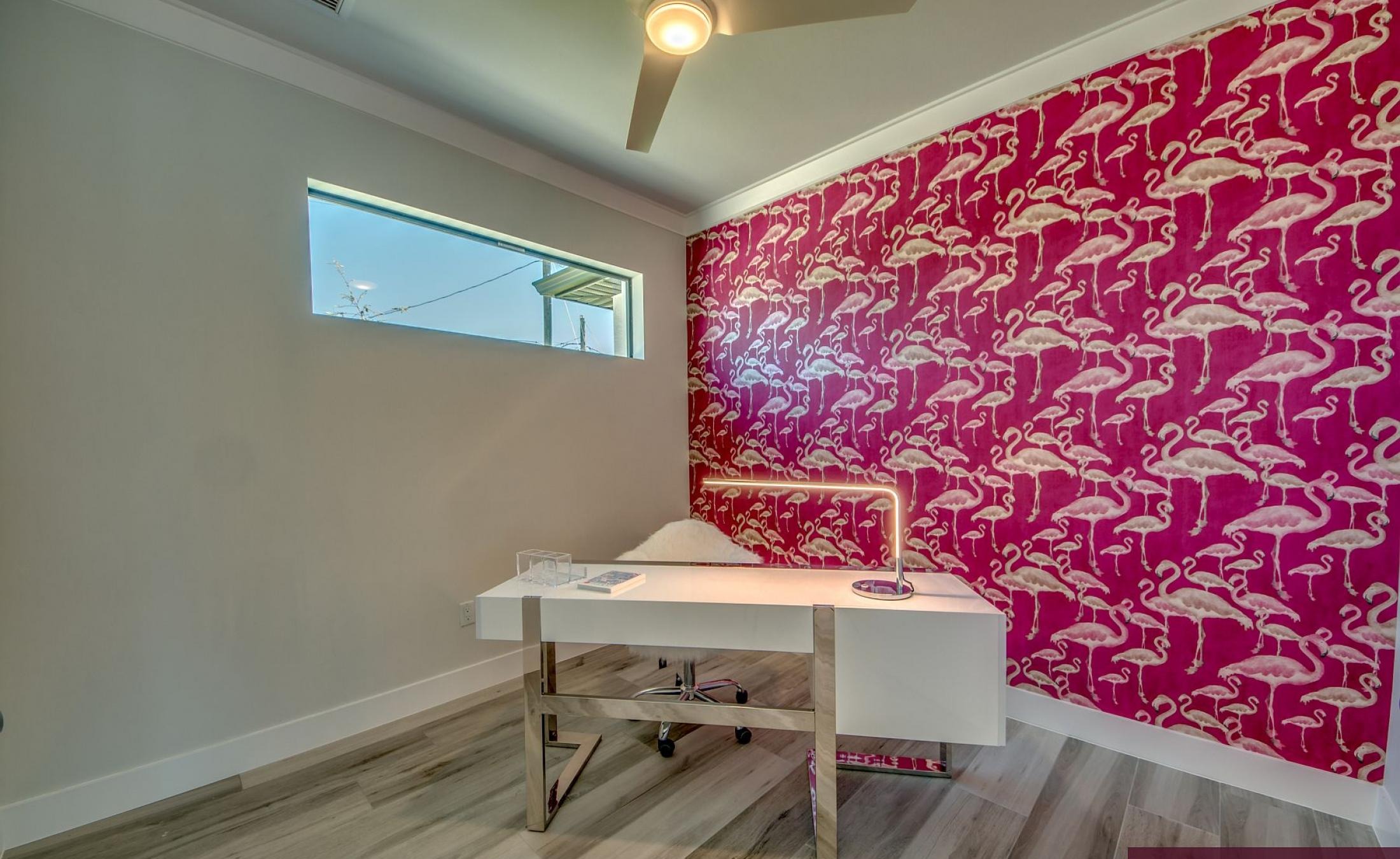 Beheizter Pool mit Sunledge und Blick auf den See.