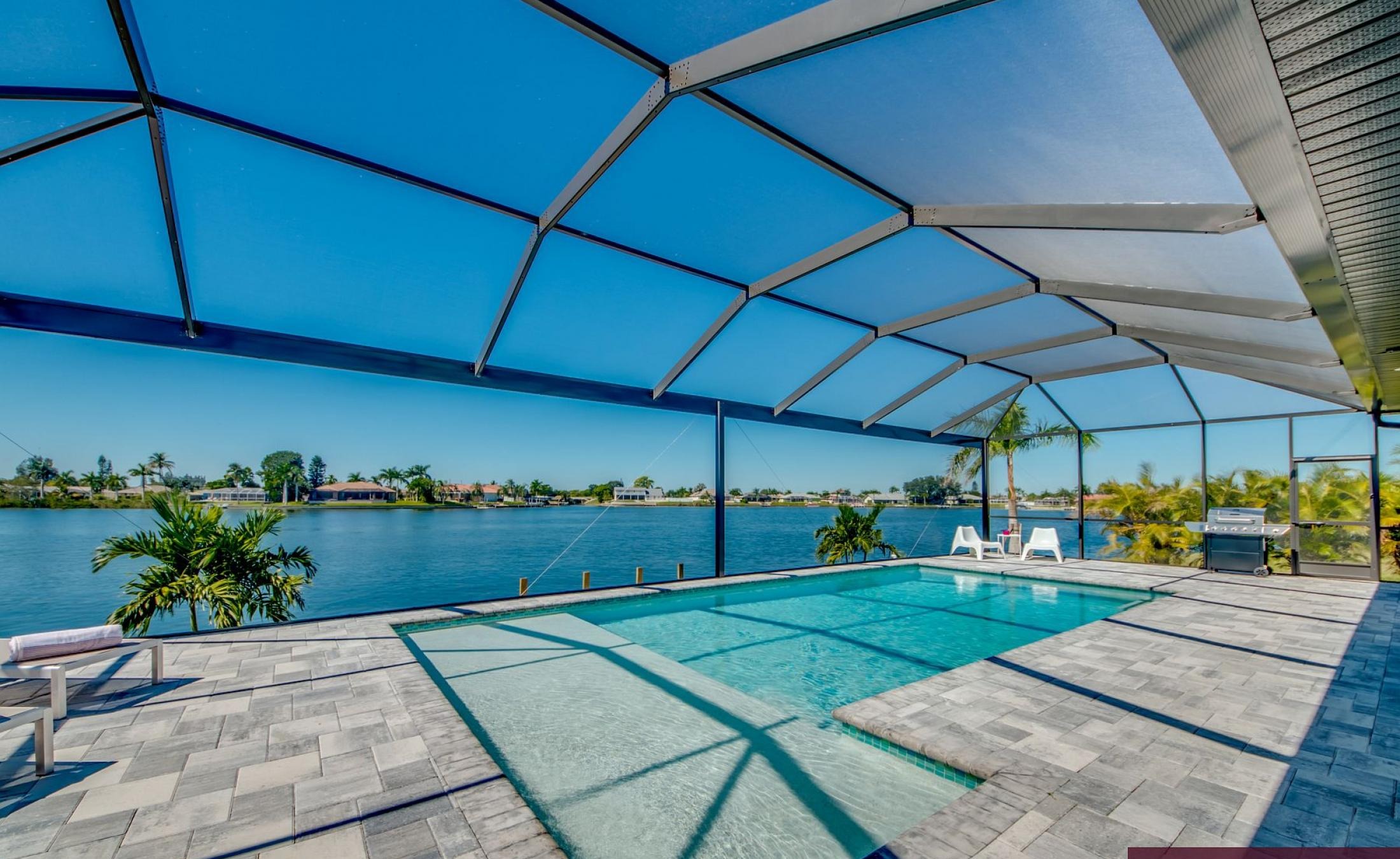 Beheizter Pool mit Sunledge und Blick auf den See/Frischwasserkanal.