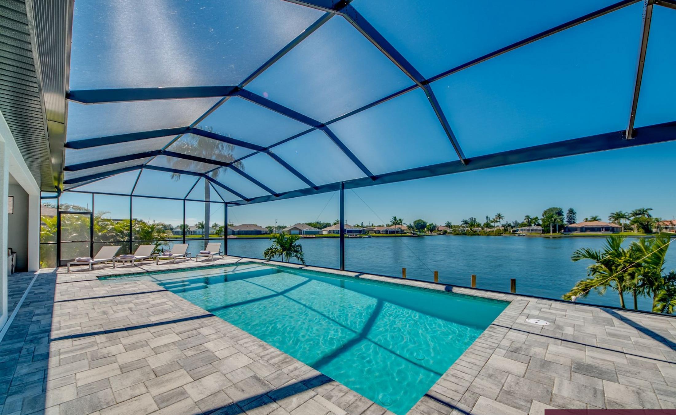 Beheizter Pool mit Sunledge und Blick auf den See/Frischwasserkanal.