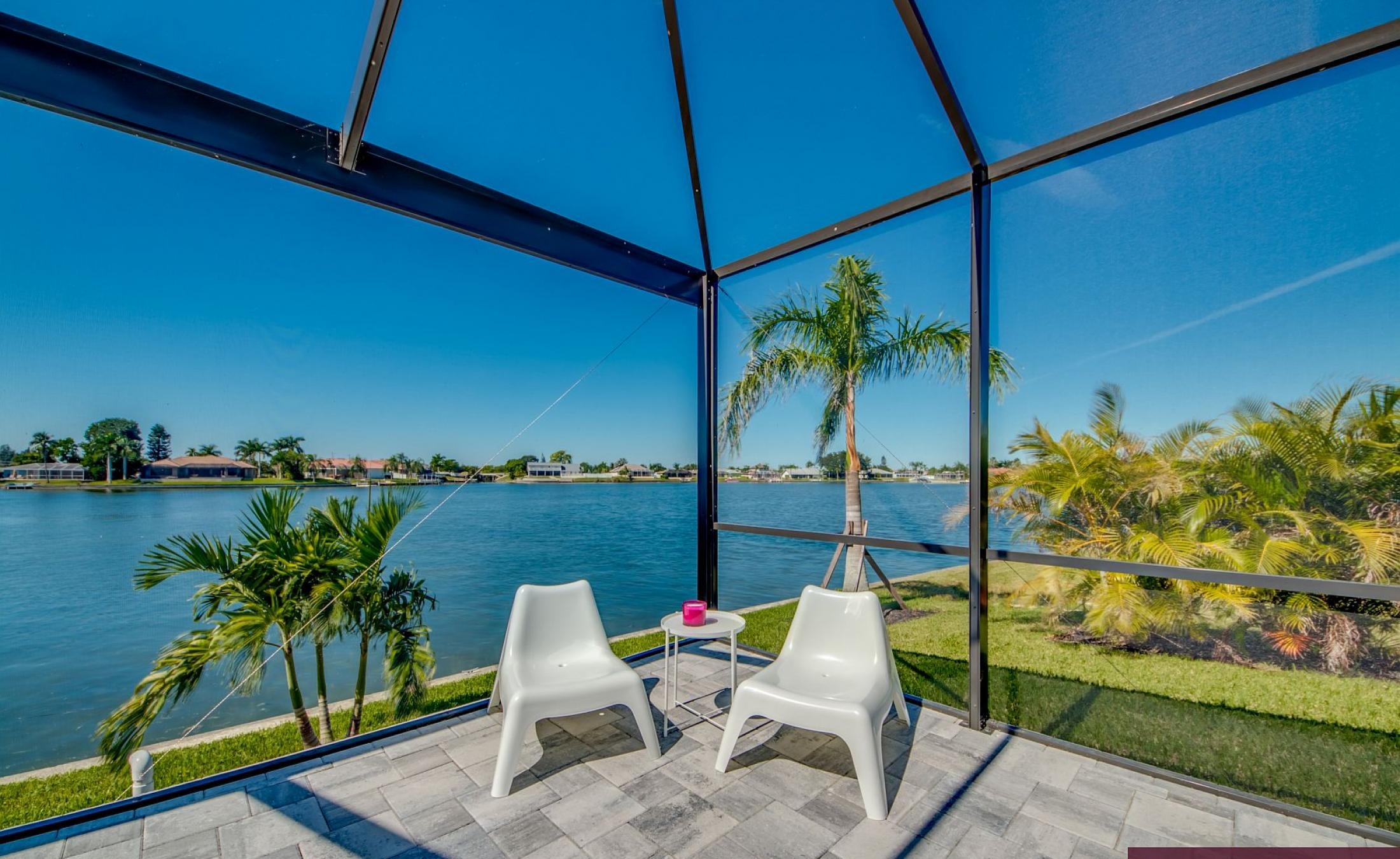 Beheizter Pool mit Sunledge und Blick auf den See bei Sonnenuntergang.