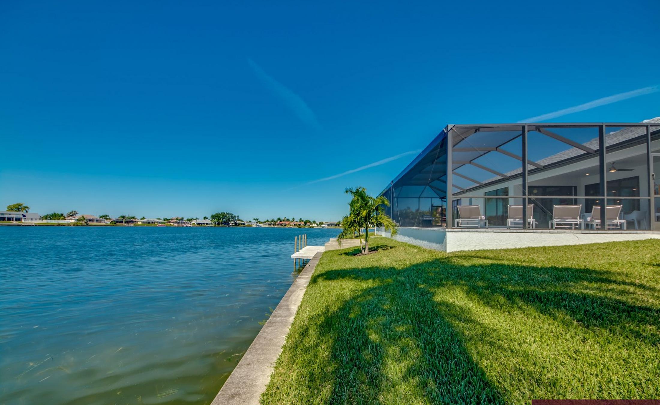 Beheizter Pool mit Sunledge und Blick auf den See bei Sonnenuntergang.