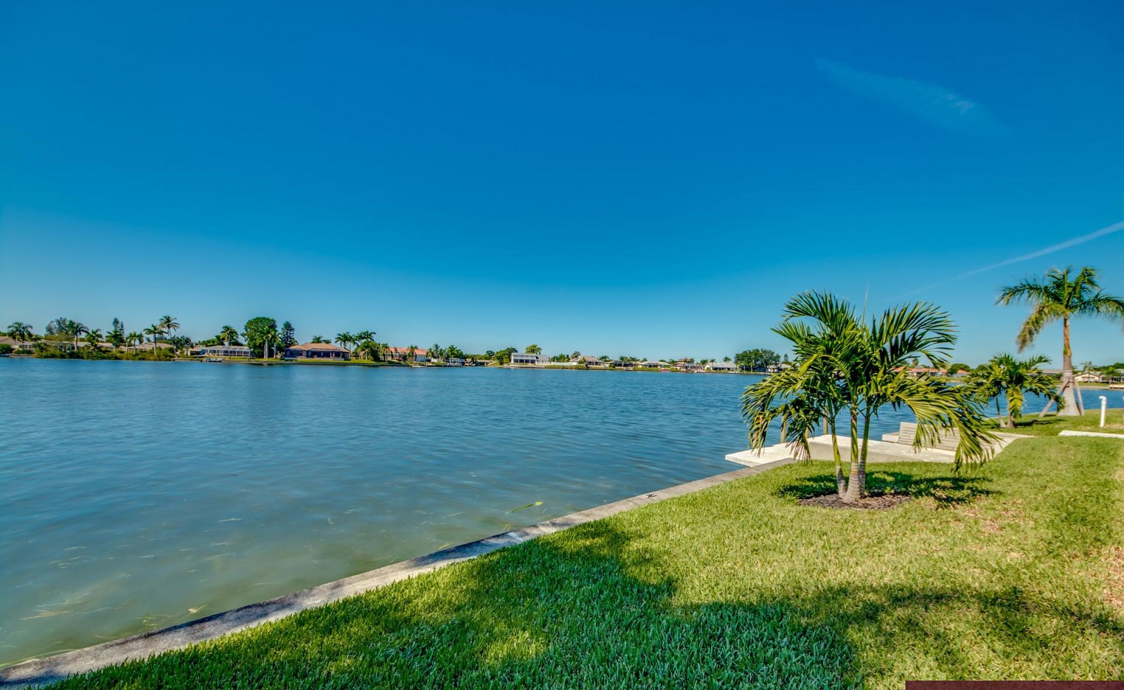 Beheizter Pool mit Sunledge und Blick auf den See/Frischwasserkanal.