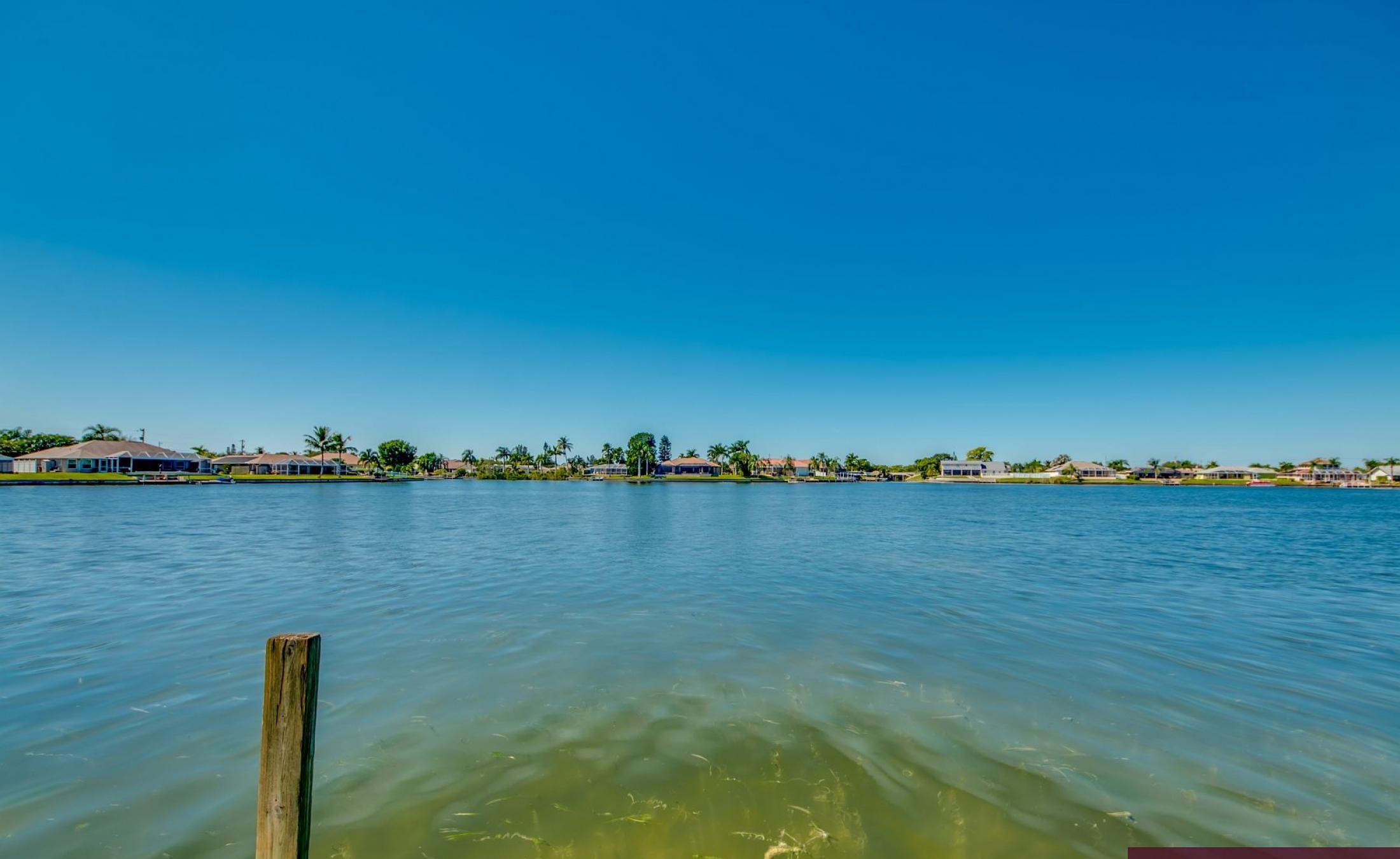 Beheizter Pool mit Sunledge und Liegen auf der Terrasse.