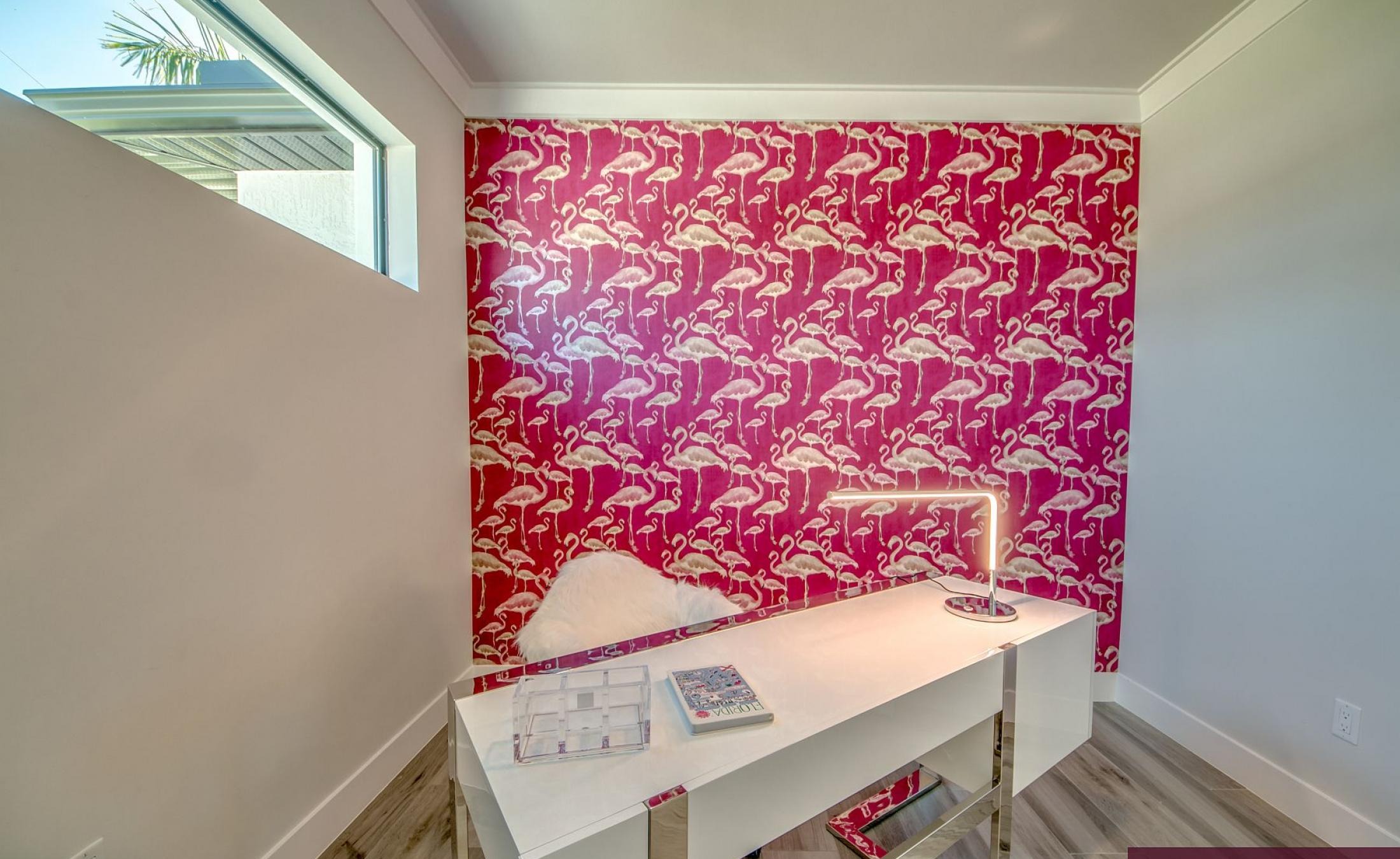 Beheizter Pool mit Sunledge und Blick auf den See/Frischwasserkanal.