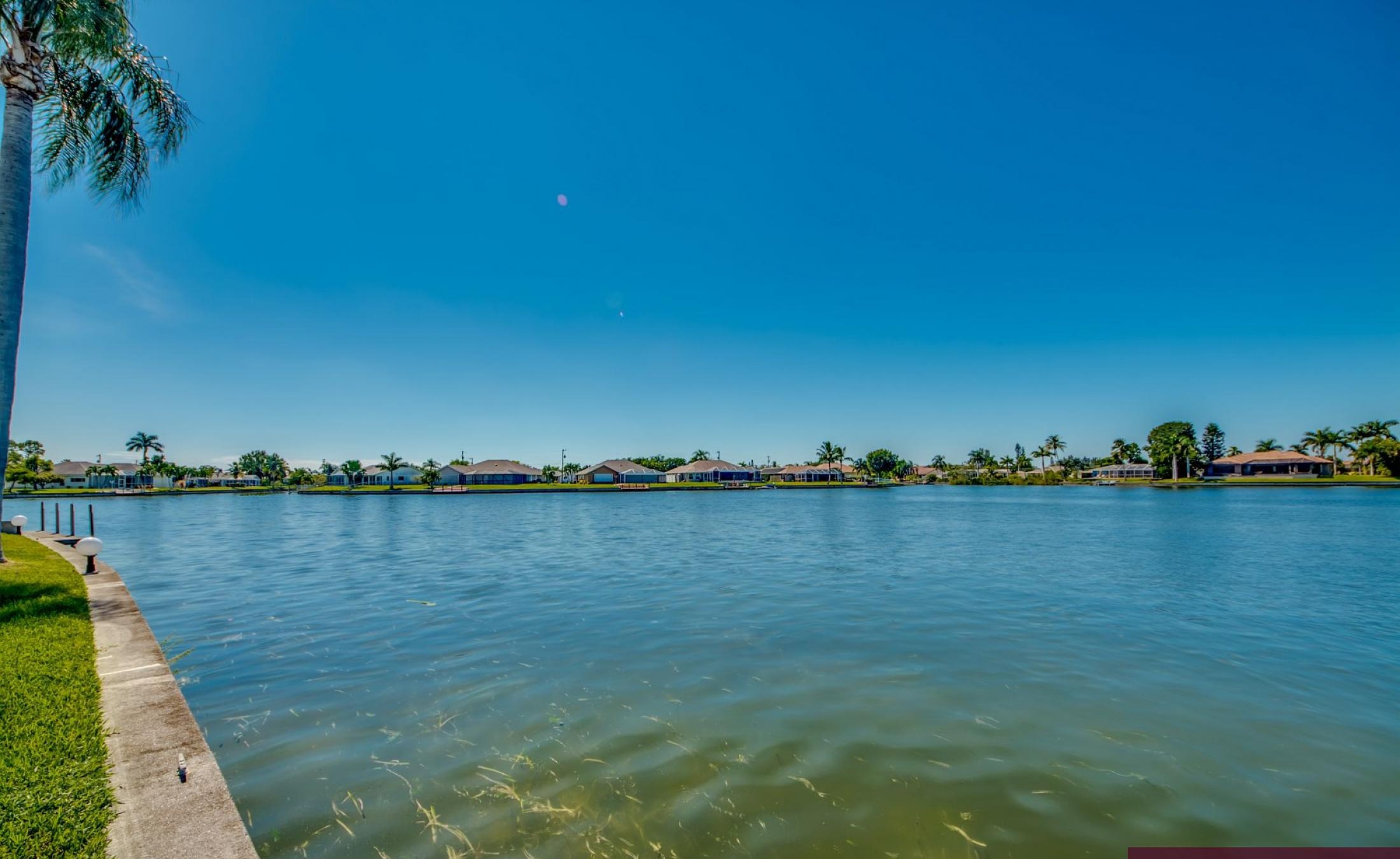 Beheizter Pool mit Sunledge und Blick auf den See/Frischwasserkanal.