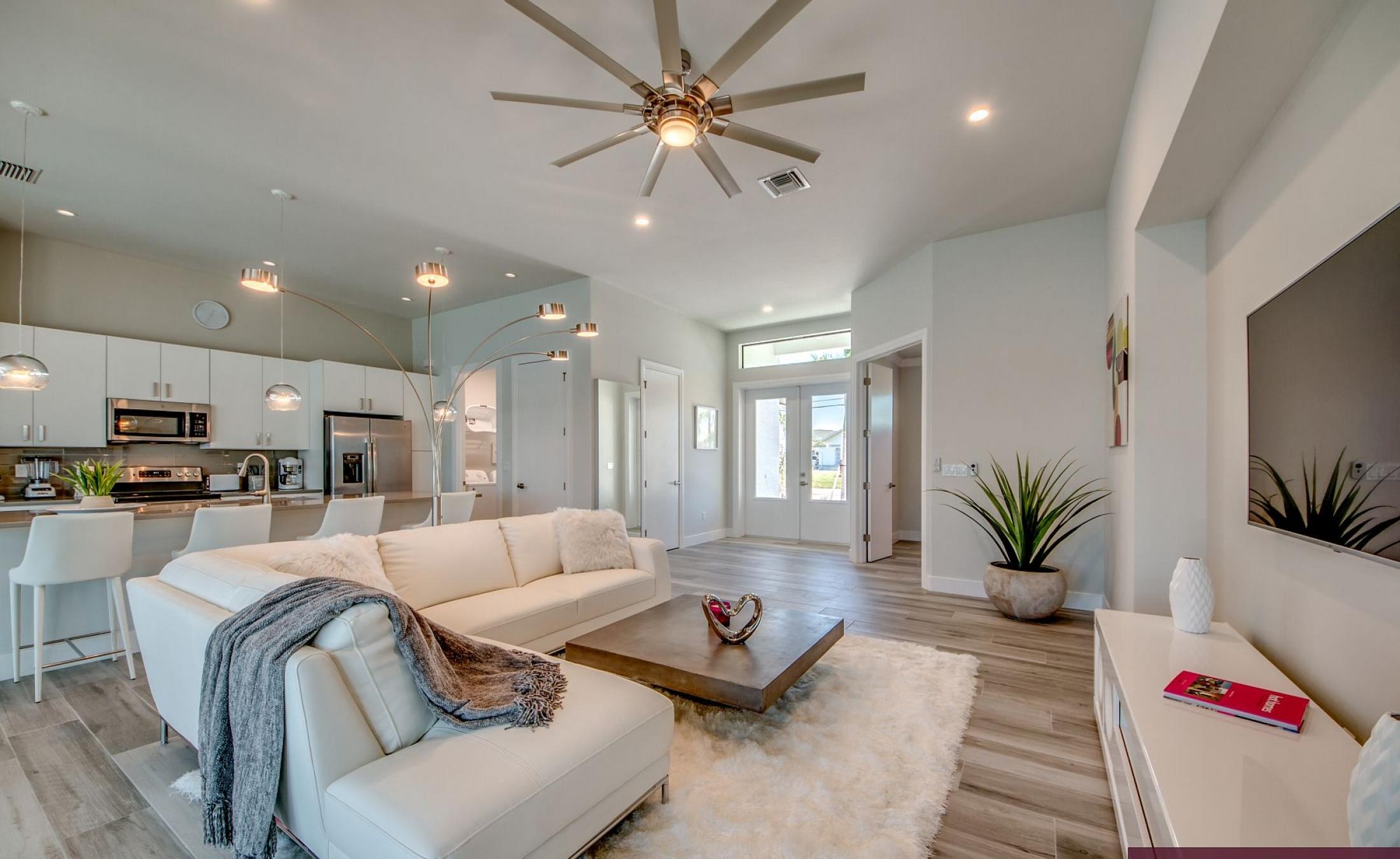 Beheizter Pool mit Sunledge und Liegen am Seeufer.