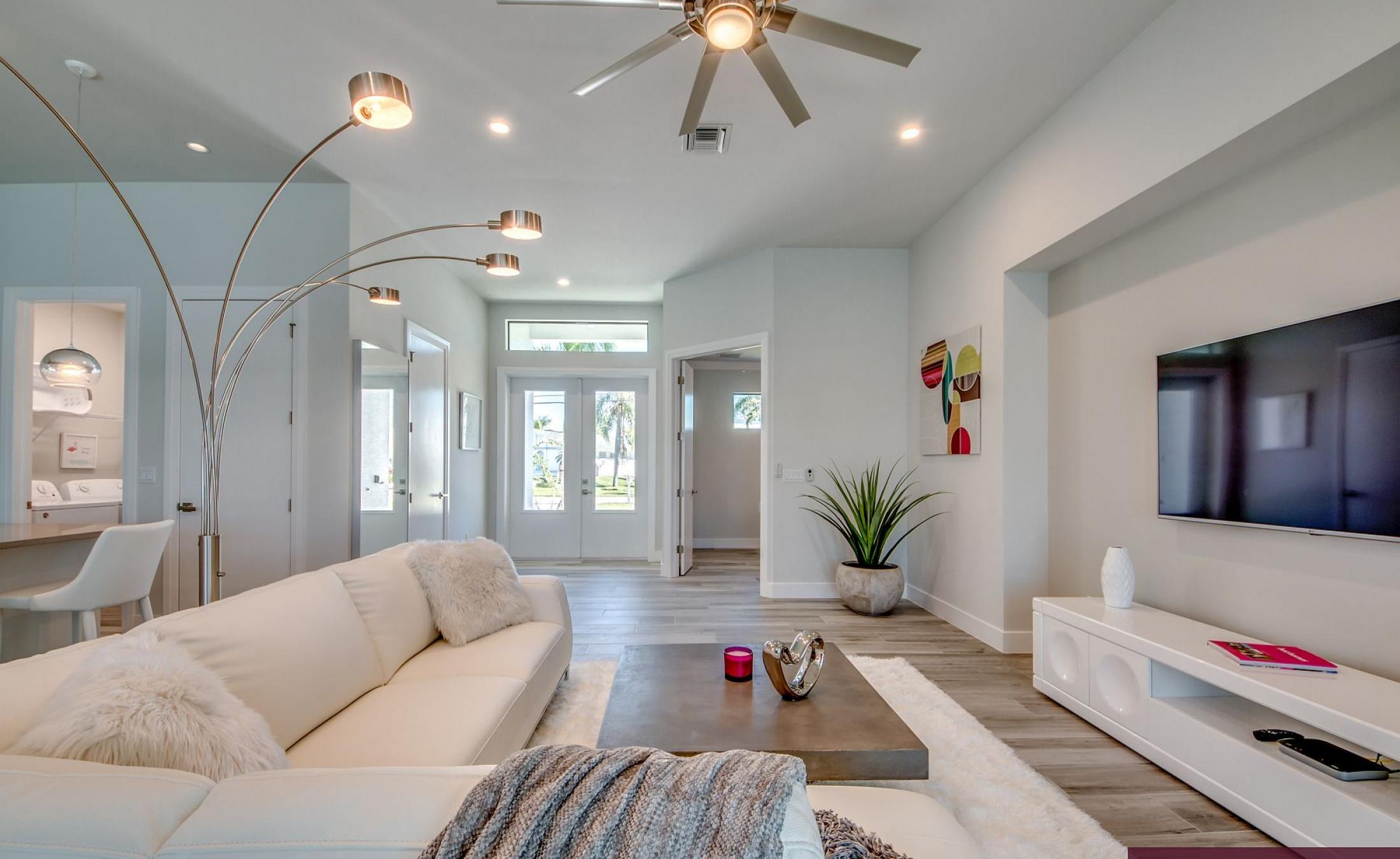 Beheizter Pool mit Sunledge und Liegen auf der Terrasse am See.