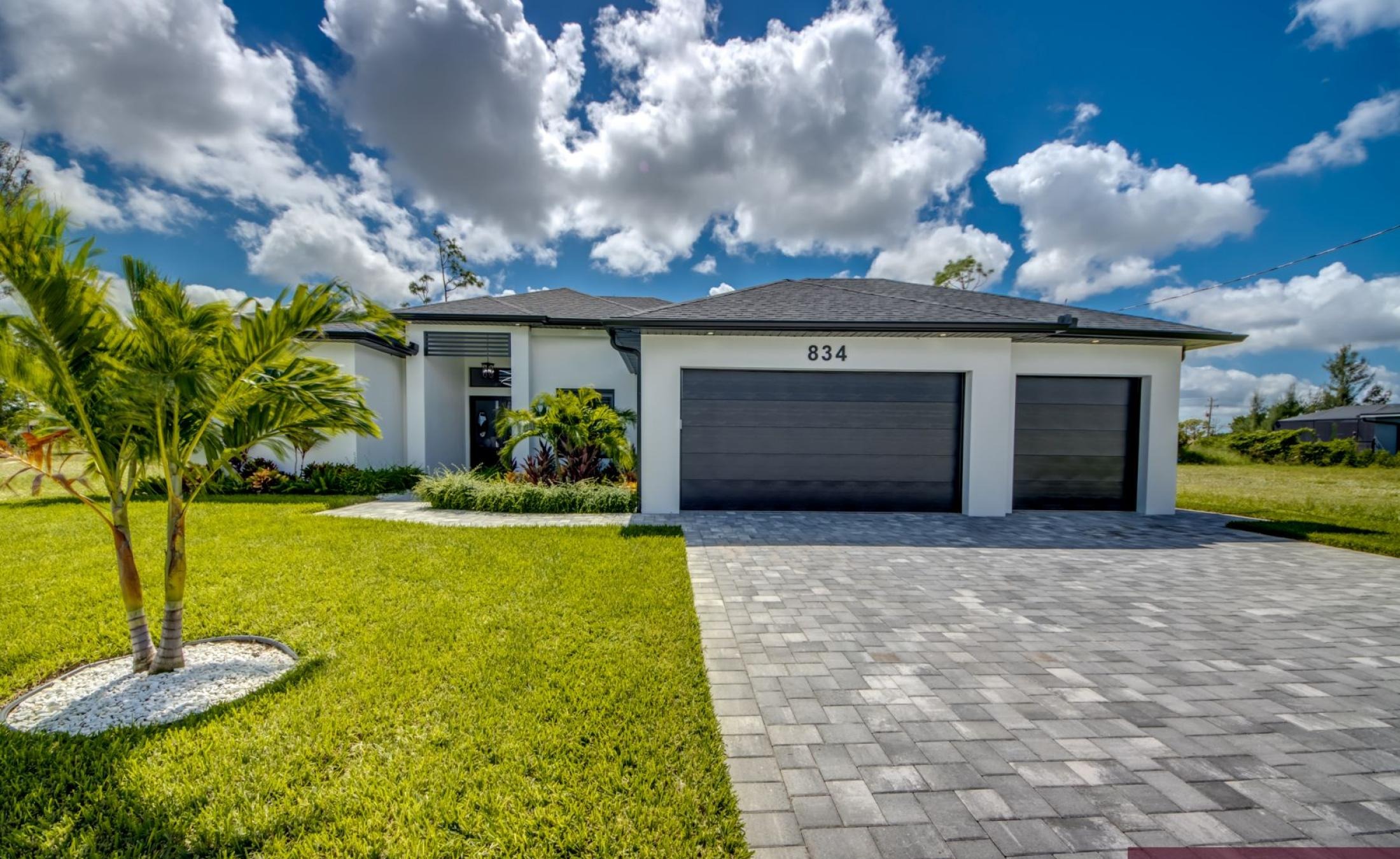 Moderne Villa am Kanal mit beheiztem Pool und Outdoor-Küche.