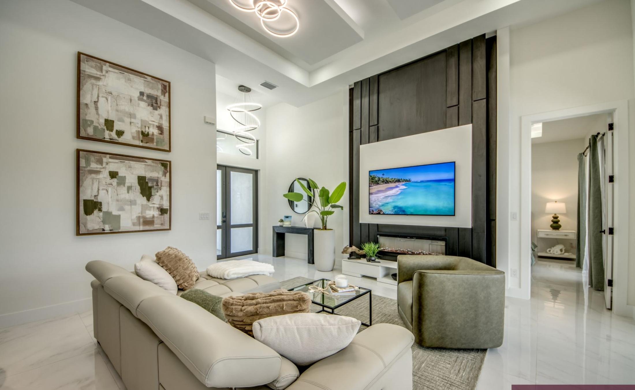 Beheizter Pool auf der Terrasse am Kanal mit Sitzbereich und Außen-TV.