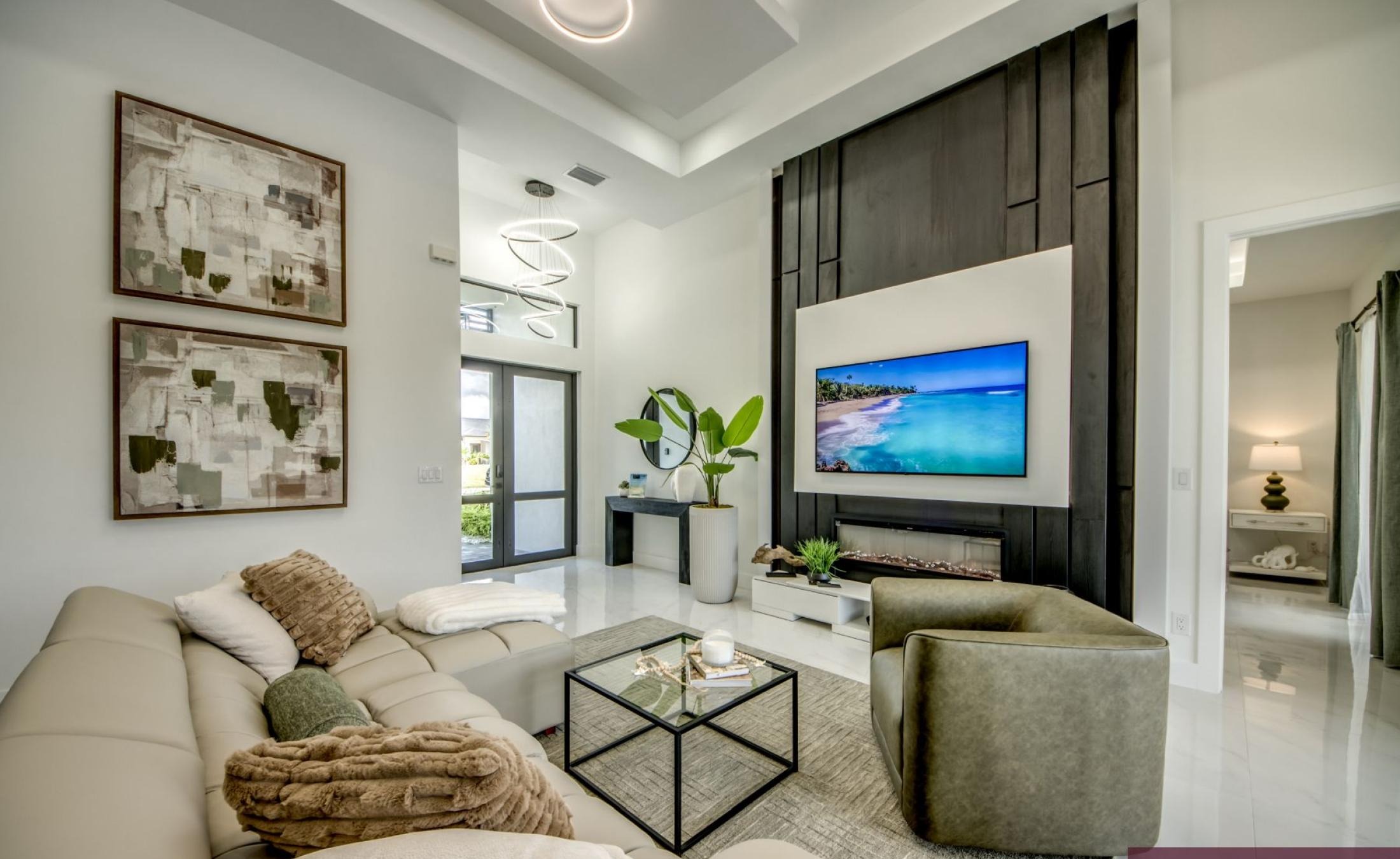 Poolterrasse mit beheiztem Pool und Blick auf den Kanal