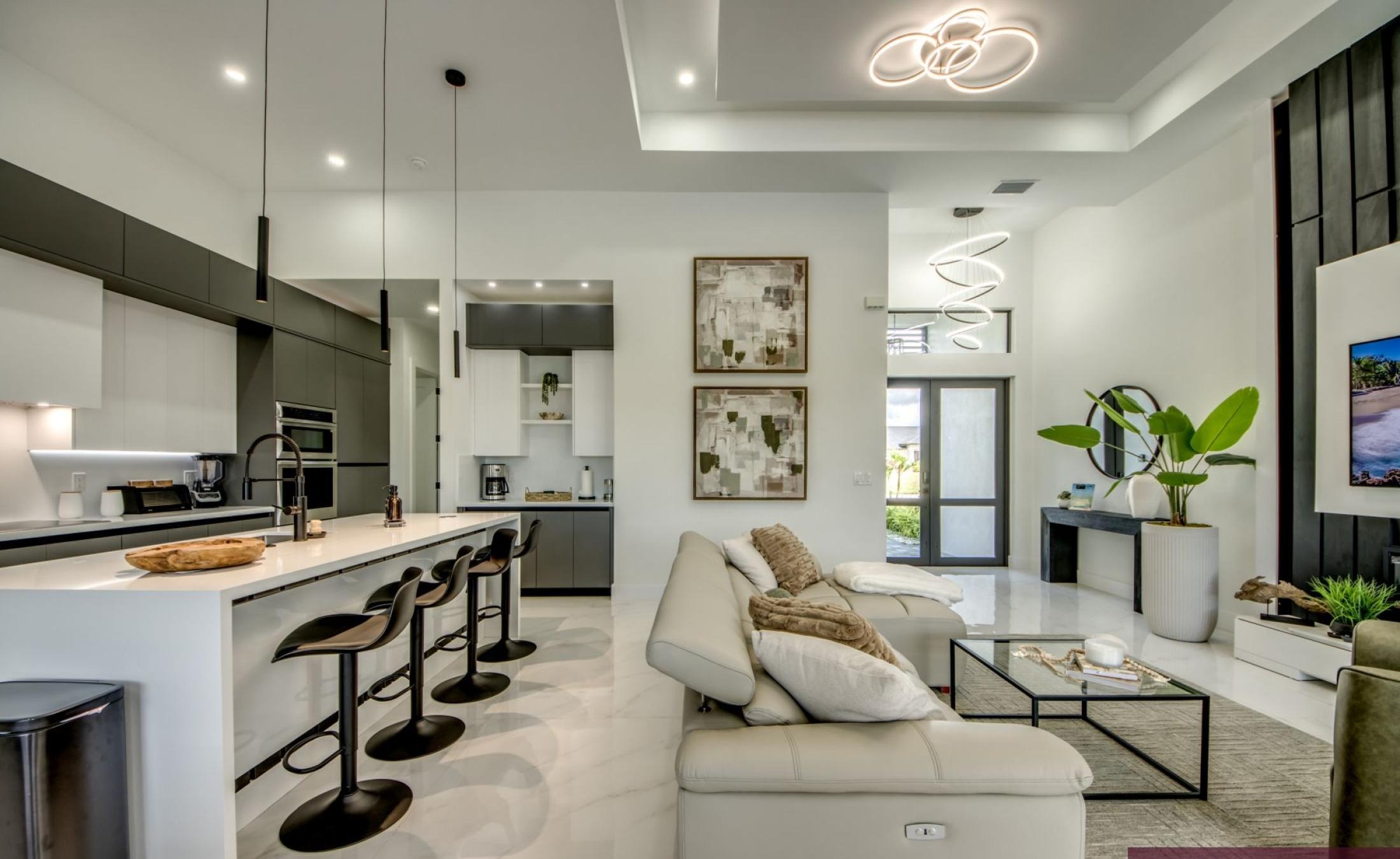 Poolterrasse mit beheiztem Pool am Kanal und Außenküche mit TV.