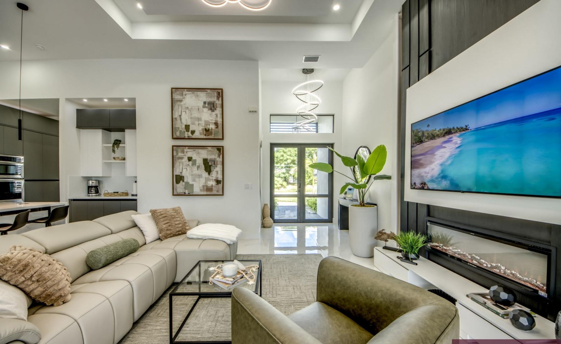 Beheizter Pool mit Liegen auf der Terrasse am Kanal.