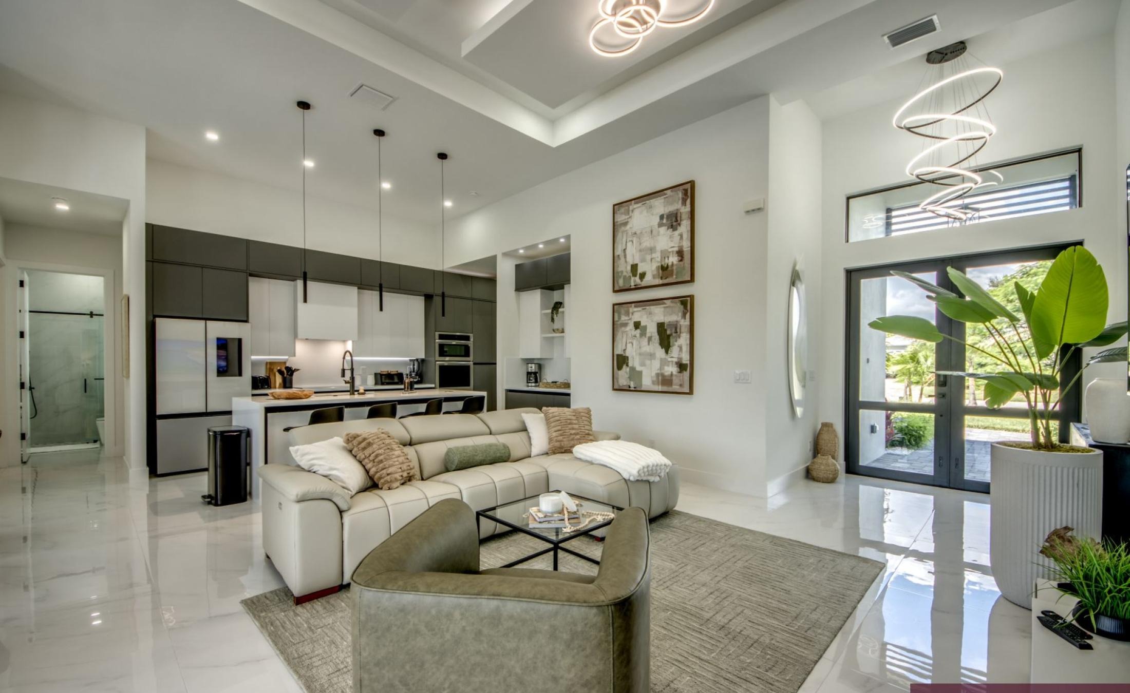 Beheizter Pool auf der Terrasse am Kanal.