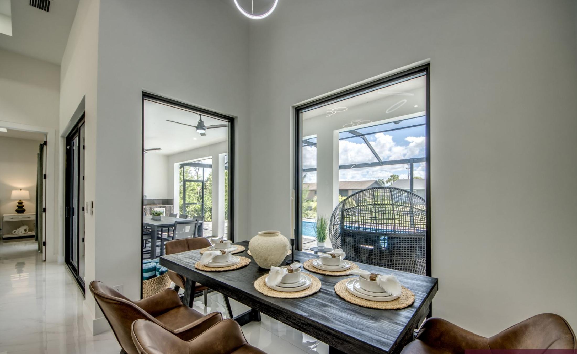 Beheizter Pool auf der Terrasse mit Sitzbereich und Außenküche.