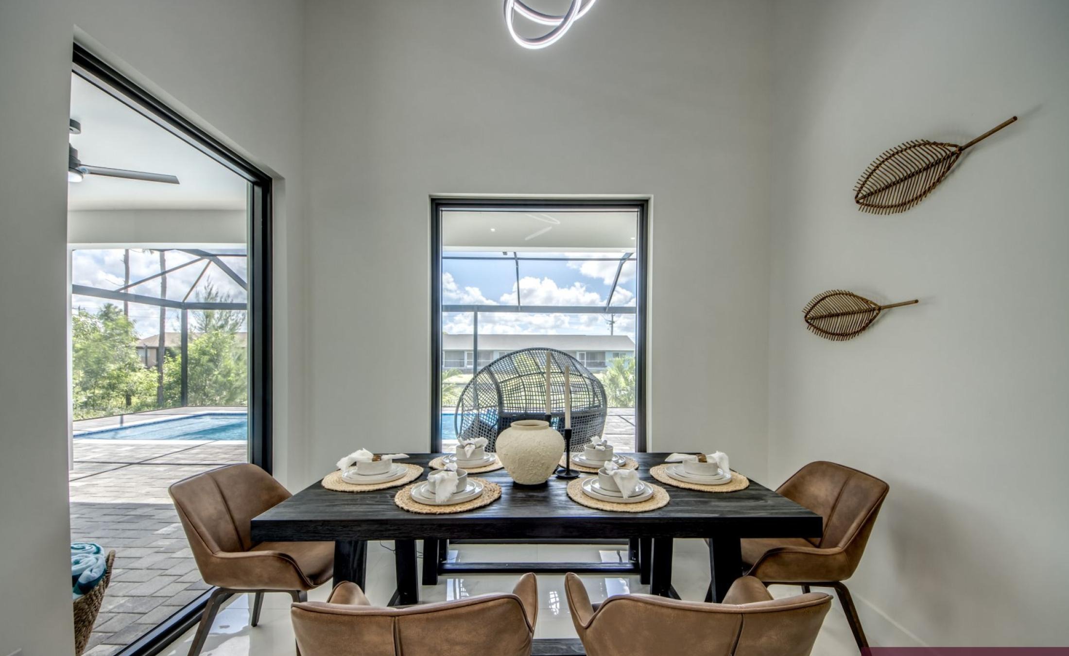 Poolterrasse mit beheiztem Pool und Sitzbereich im Außenbereich