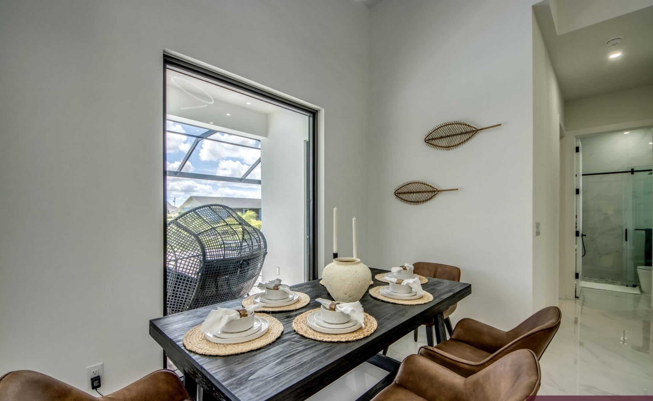 Poolterrasse mit beheiztem Pool und Außenküche am Kanal