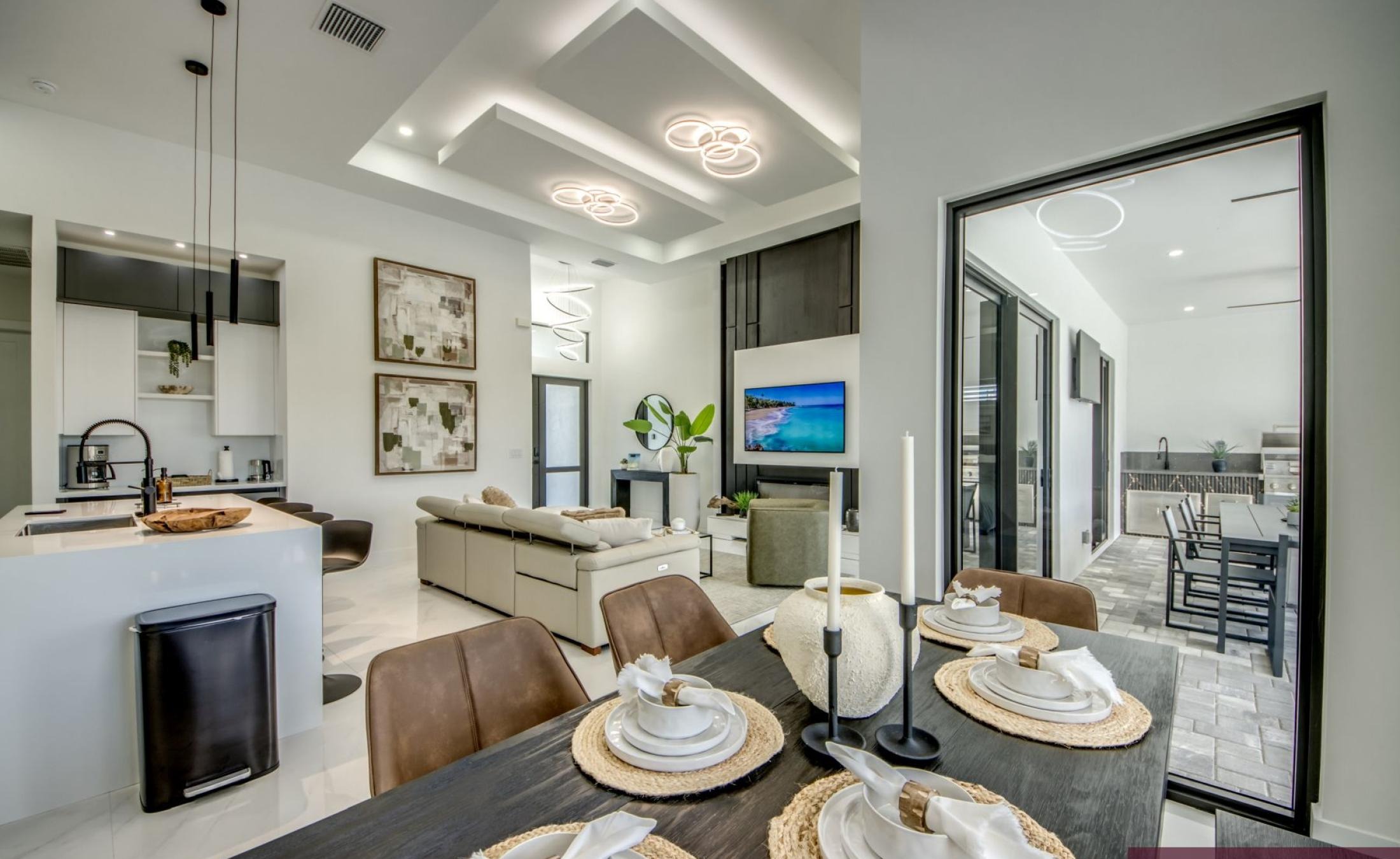 Poolterrasse mit beheiztem Pool und Sitzbereich am Kanal.