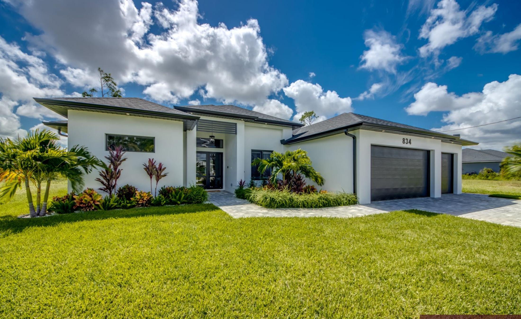 Beheizter Pool auf der Terrasse mit Blick auf den Kanal.