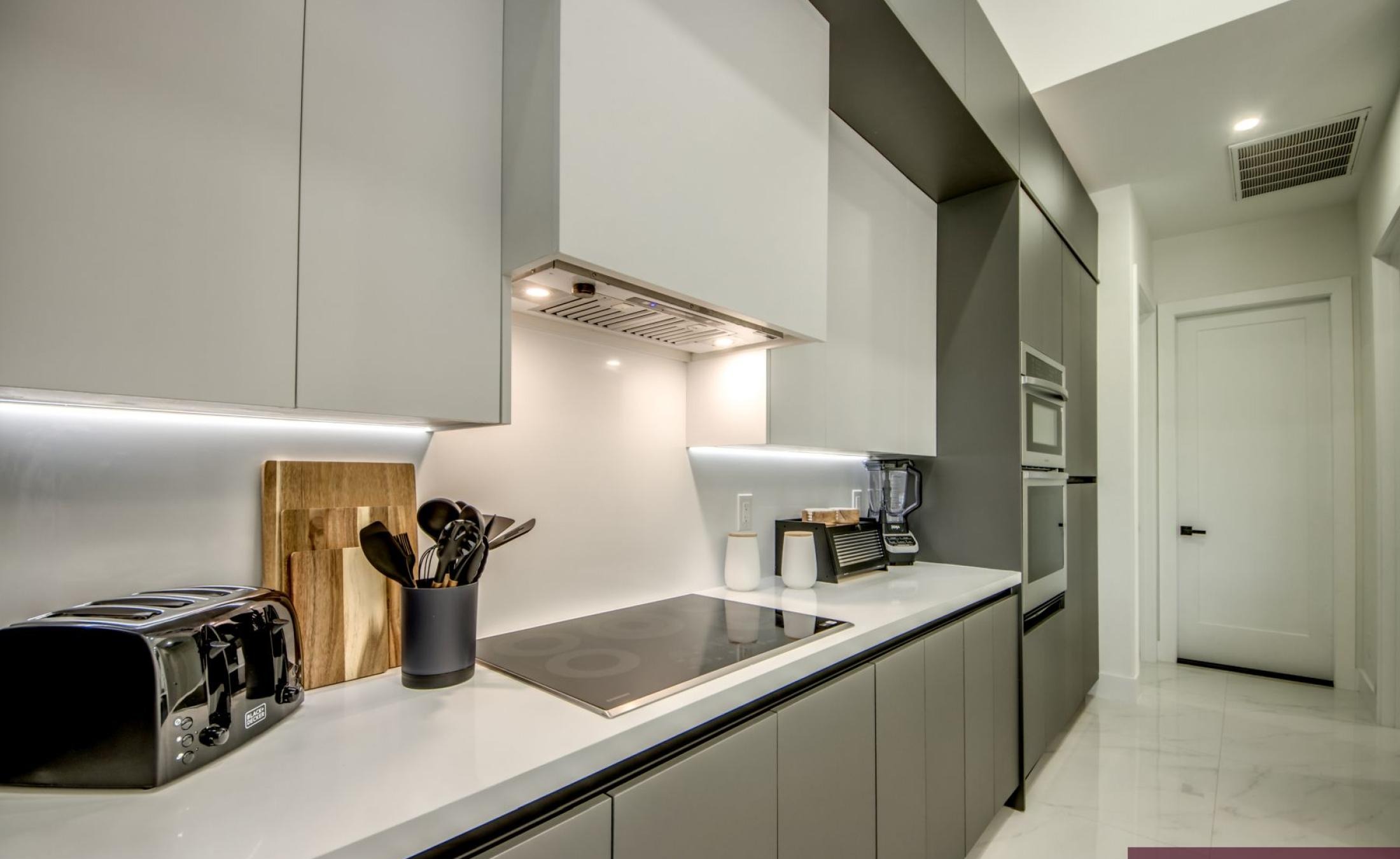 Beheizter Pool auf der Terrasse am Kanal mit Außenküche und TV-Bereich.