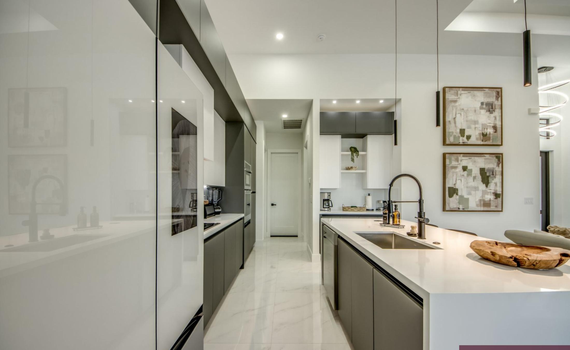 Beheizter Pool auf der Terrasse mit Blick auf den Kanal.