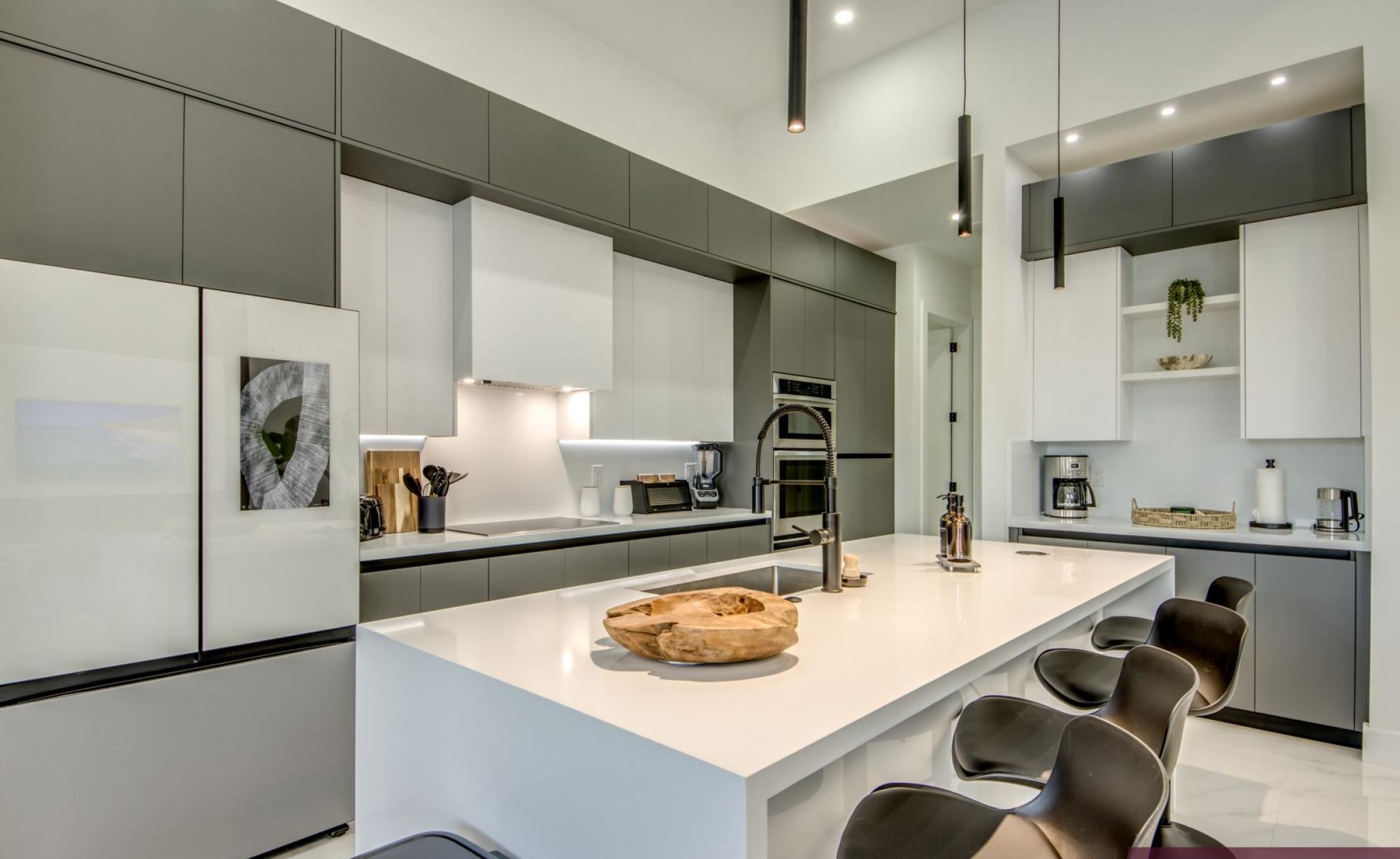 Beheizter Pool auf der Terrasse mit Blick auf den Kanal.