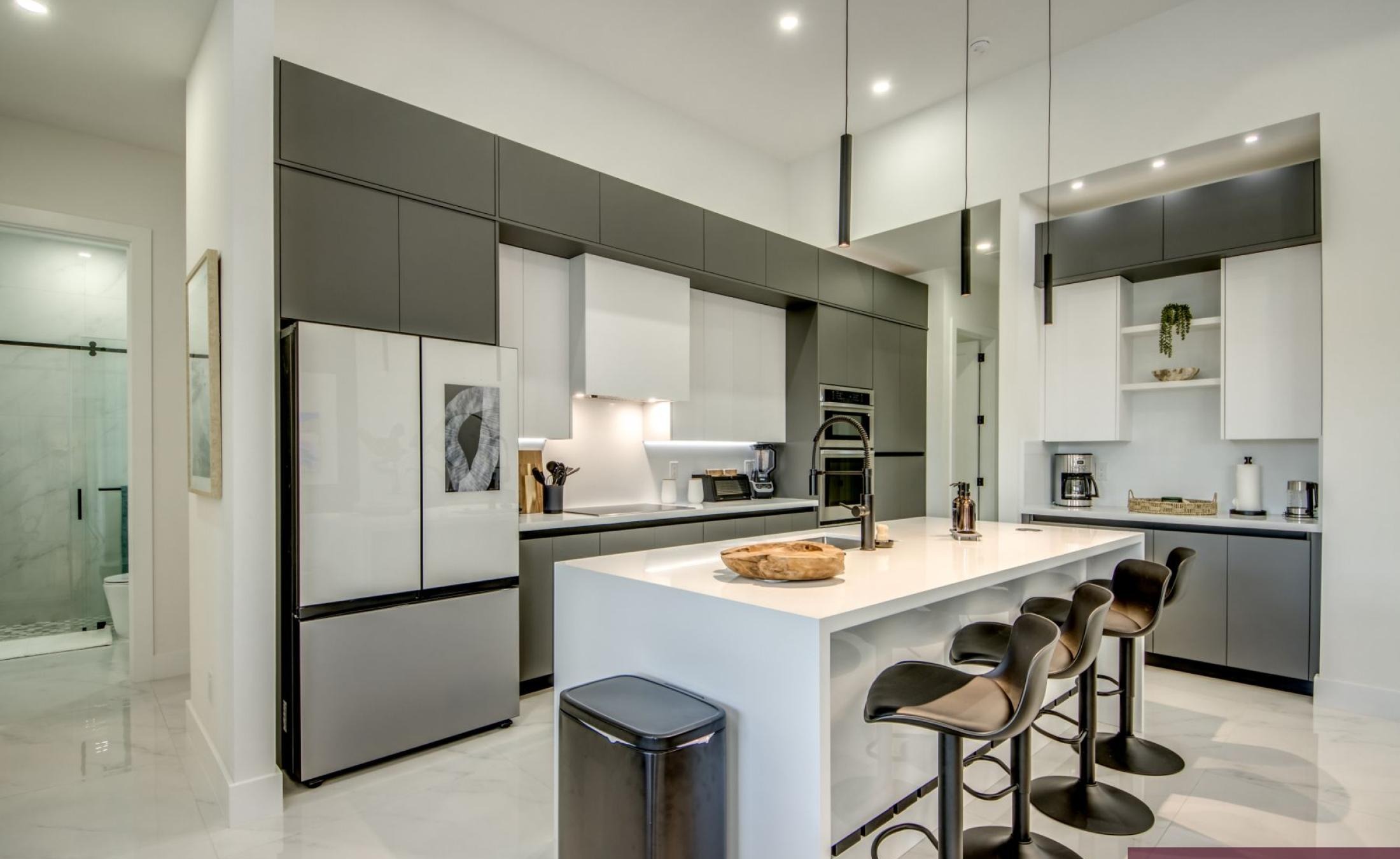 Poolterrasse mit beheiztem Pool und Sitzbereich im Außenbereich