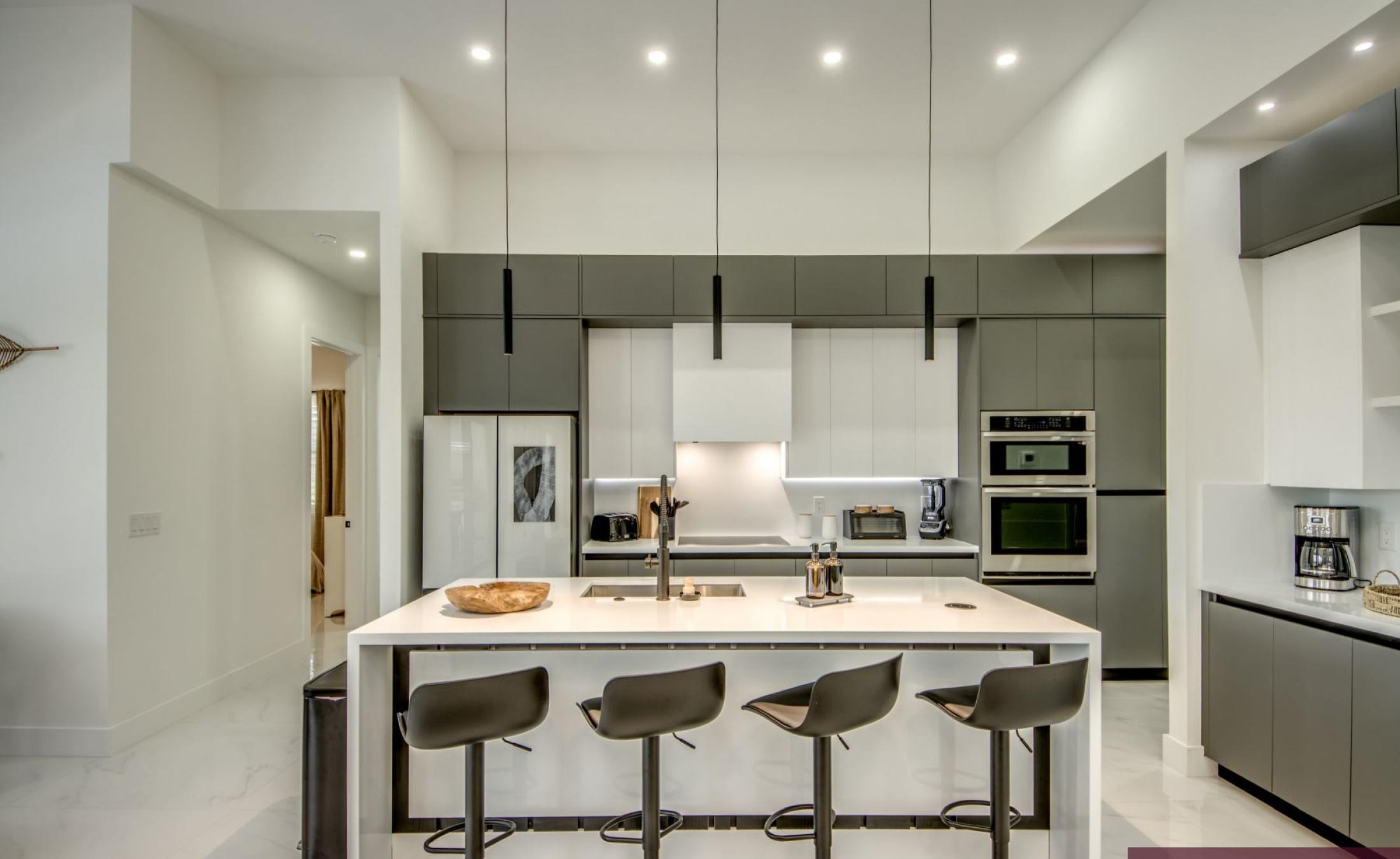 Beheizter Pool auf der sonnigen Terrasse am Kanal.