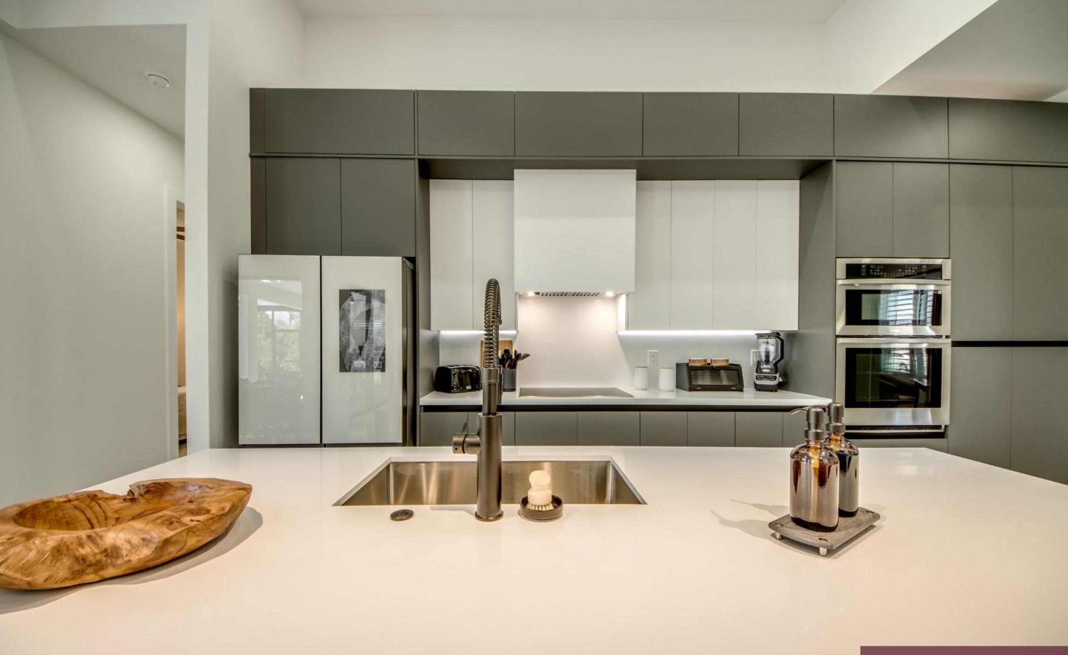 Beheizter Pool auf der Terrasse mit Blick auf den Kanal.