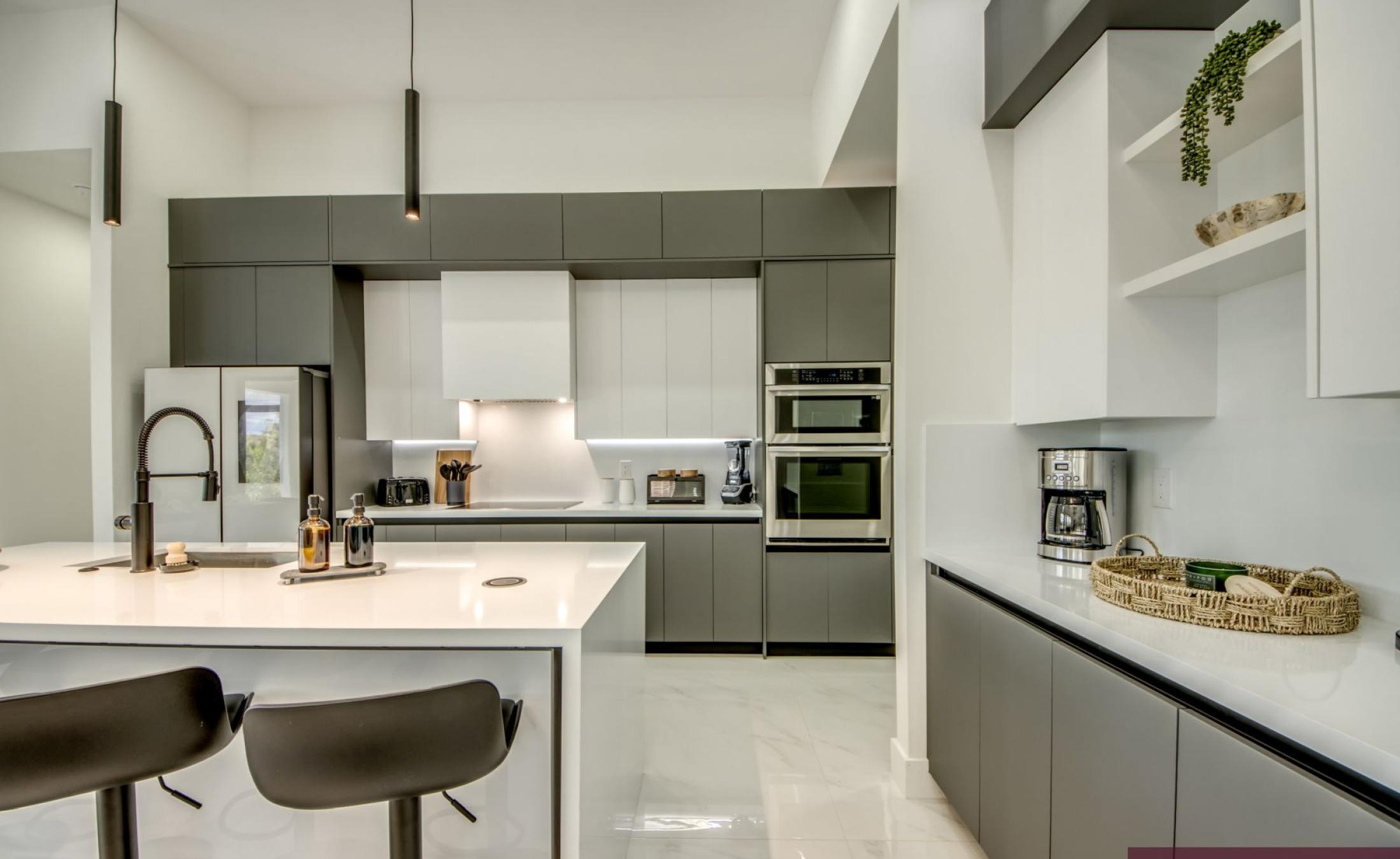 Beheizter Pool mit Sonnenterrasse am Kanal.