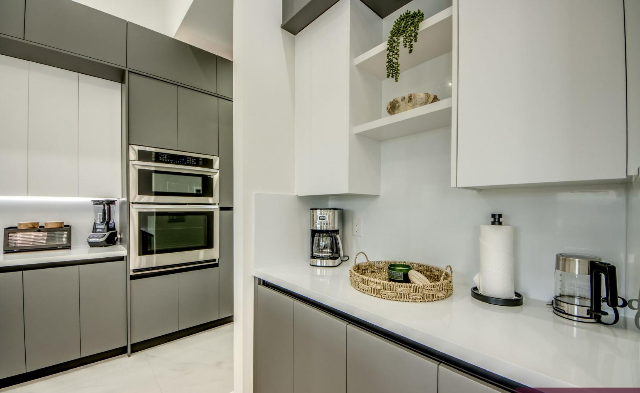 Beheizter Pool auf der Terrasse am Kanal mit Sitzbereich und Außenküche.