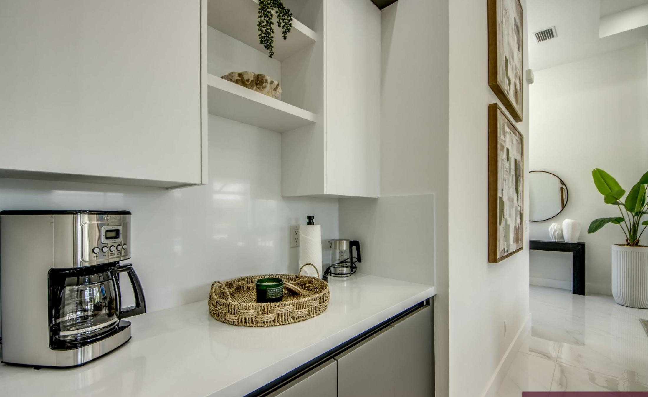 Beheizter Pool mit Sonnenterrasse am Kanal.