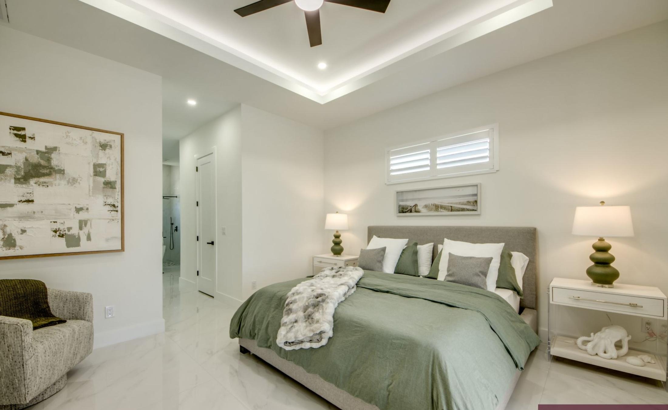 Überdachte Poolterrasse mit beheiztem Pool und Sitzbereich am Kanal.