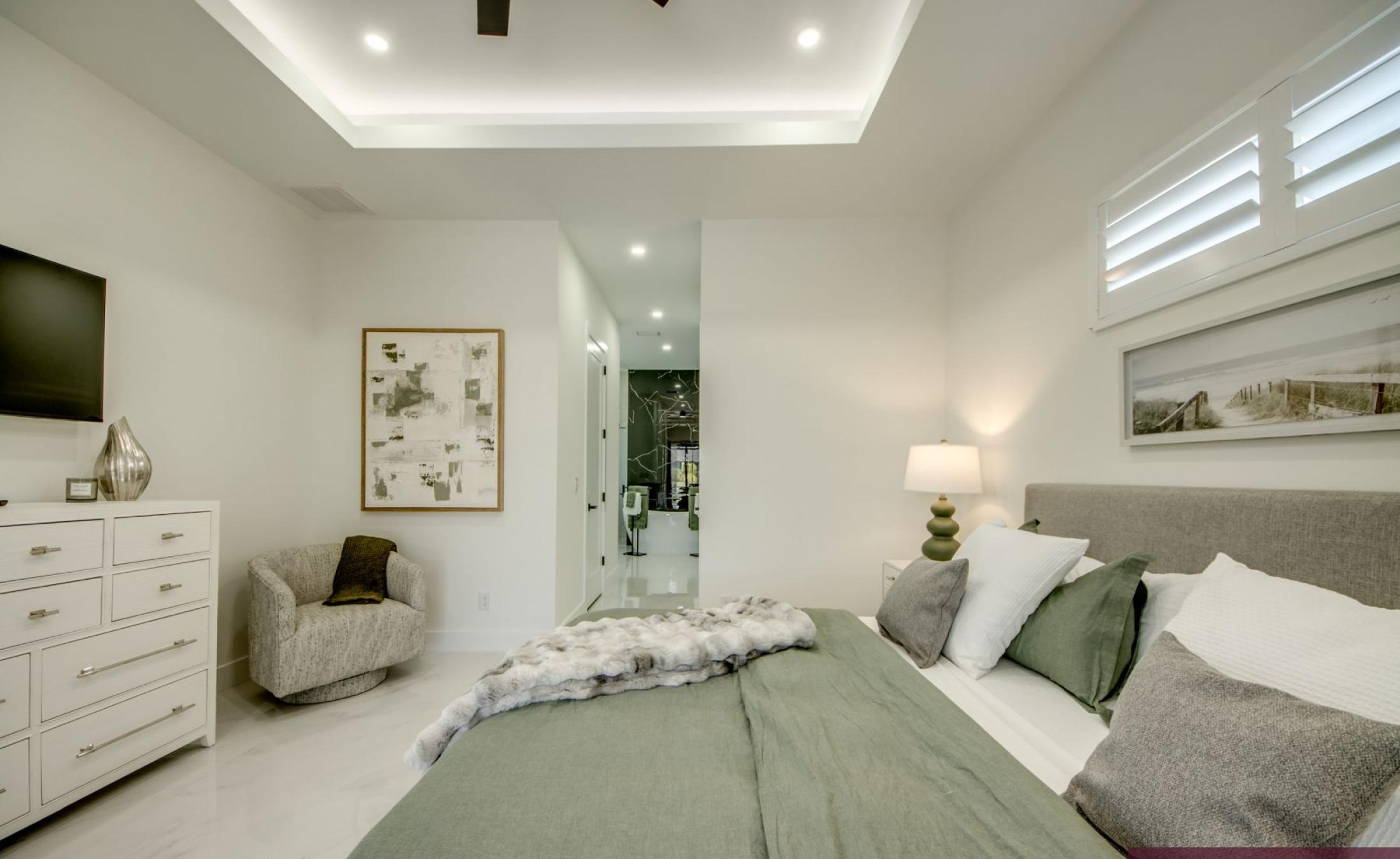 Beheizter Pool mit Sonnenliegen auf der Terrasse am Kanal.