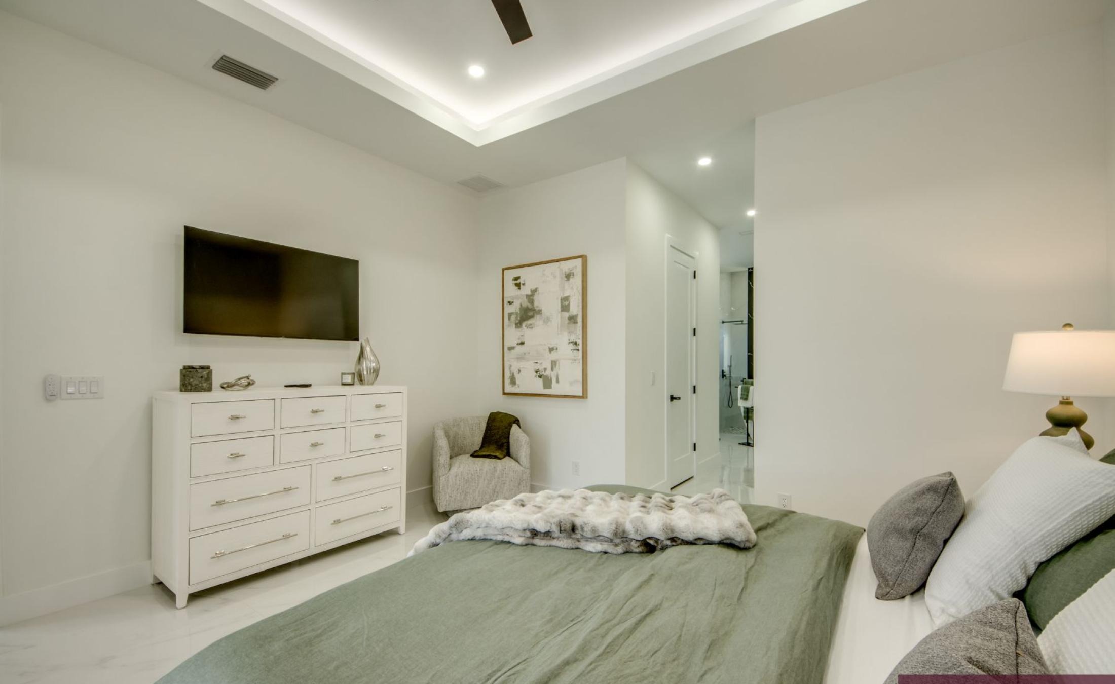 Beheizter Pool auf der Terrasse mit Blick auf den Kanal.