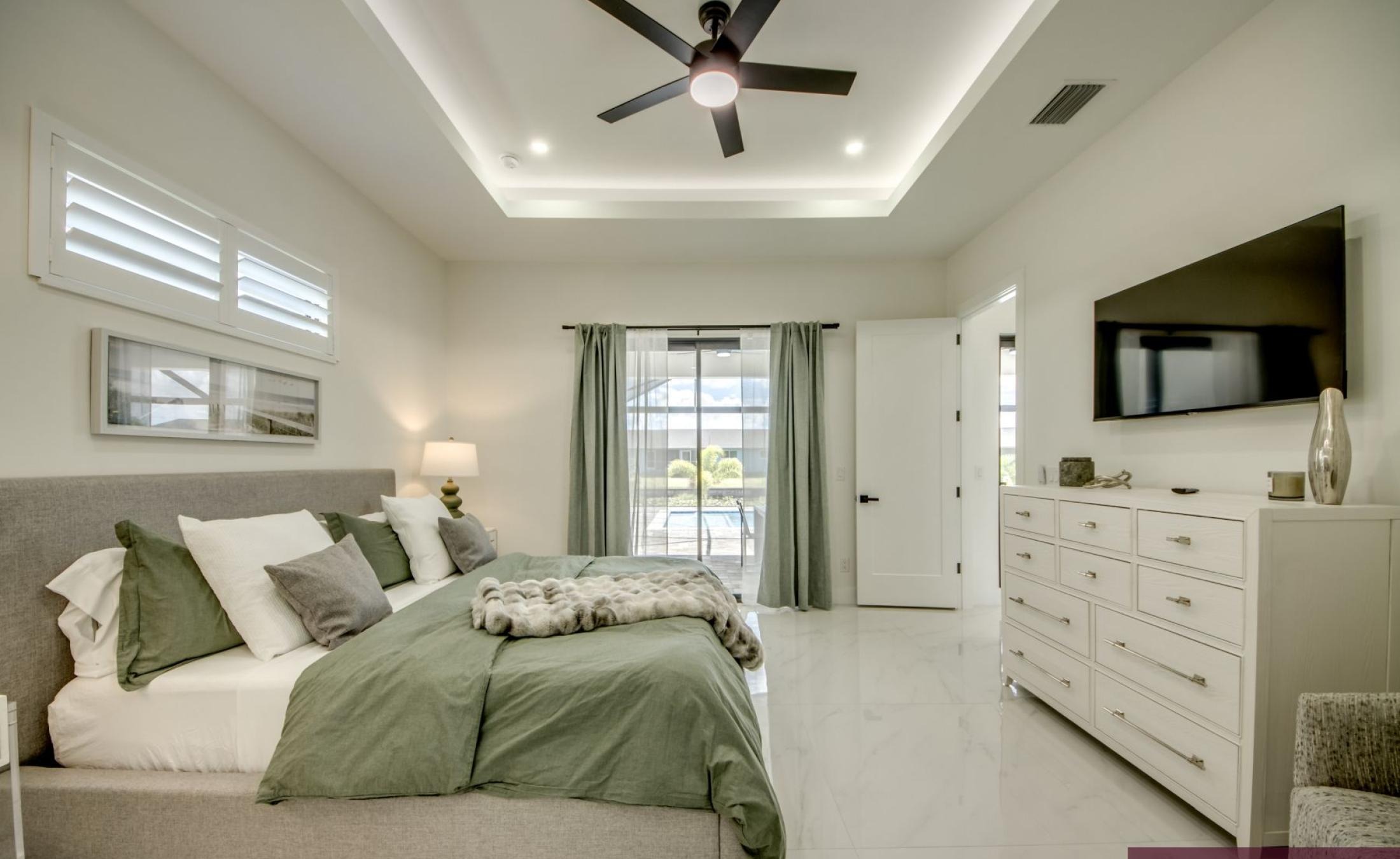 Poolterrasse mit beheiztem Pool und Sitzbereich im Außenbereich