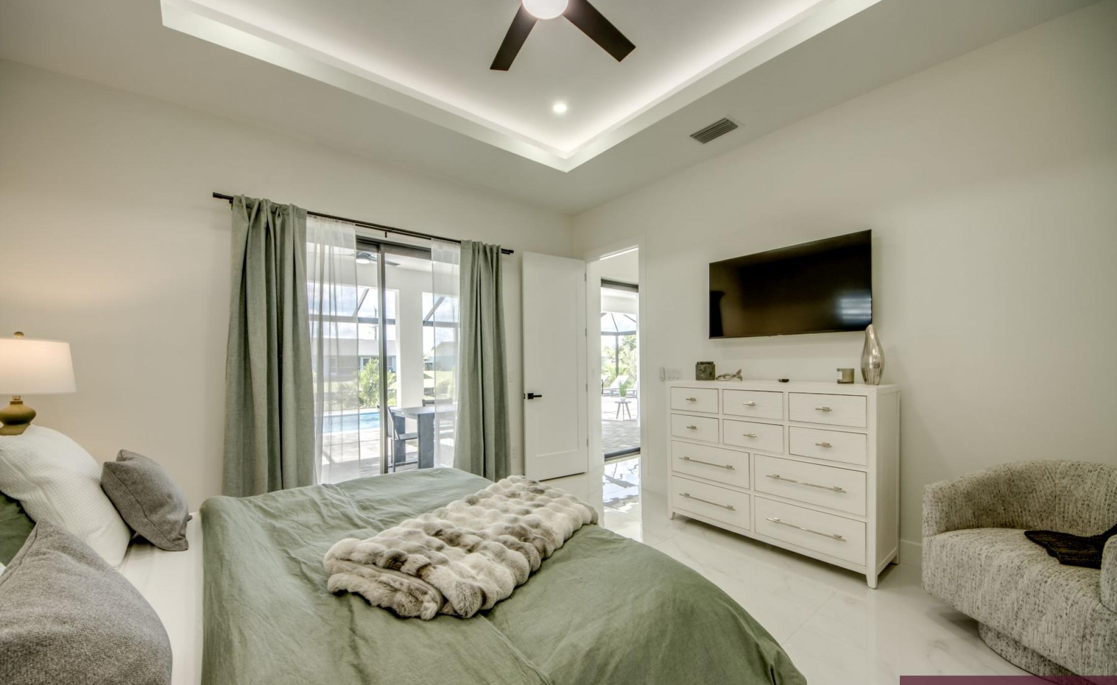 Beheizter Pool auf der Terrasse mit Blick auf den Kanal.