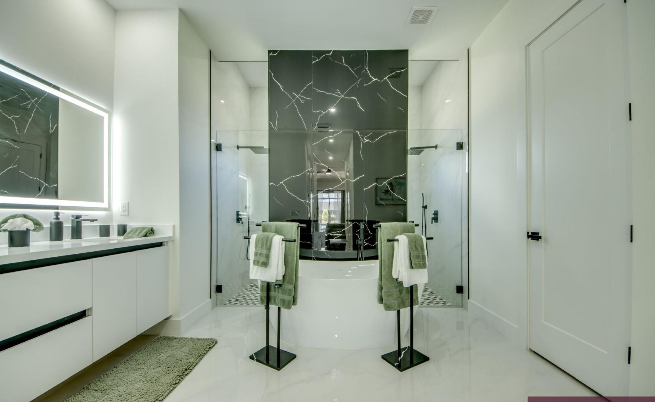 Beheizter Pool auf der Terrasse mit Blick auf den Kanal.