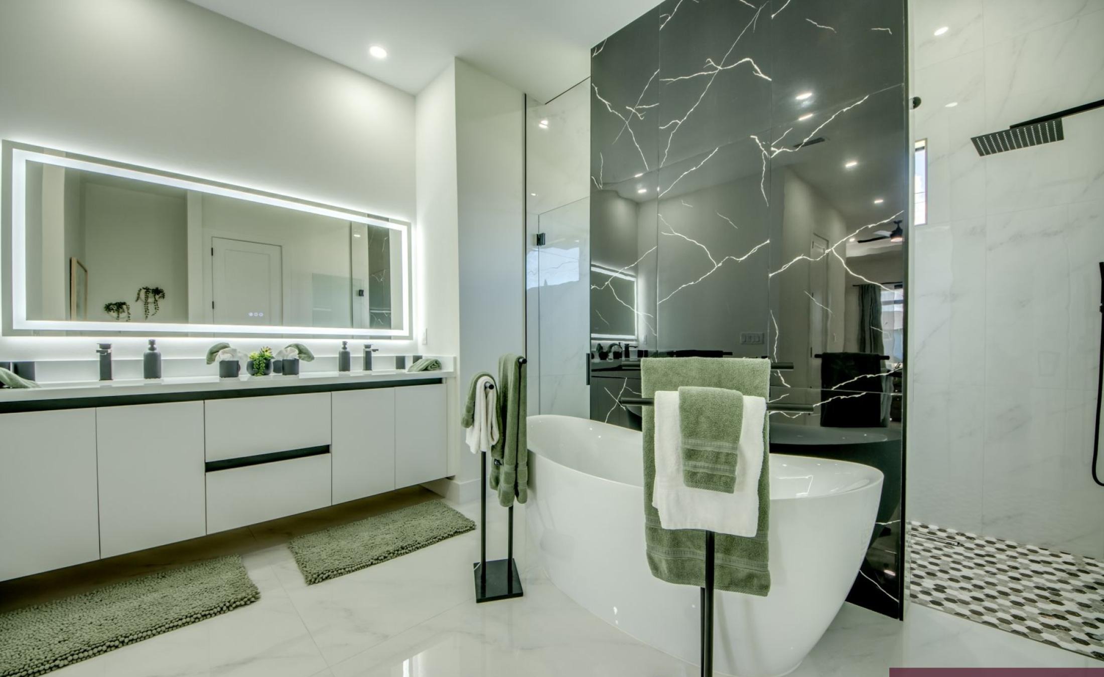 Überdachte Poolterrasse mit beheiztem Pool, Außenküche und TV-Bereich.