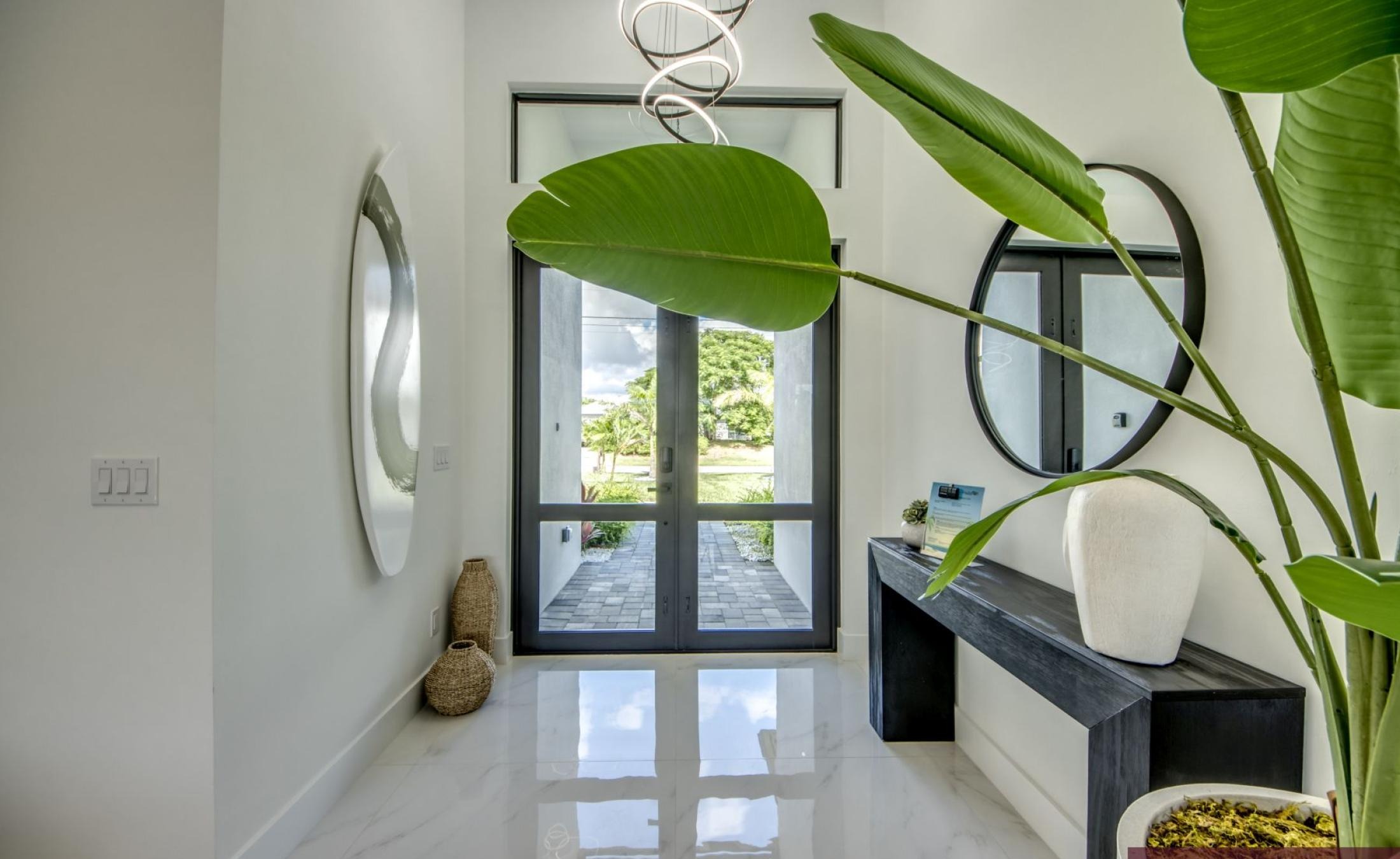 Beheizter Pool auf der sonnigen Terrasse am Frischwasserkanal.