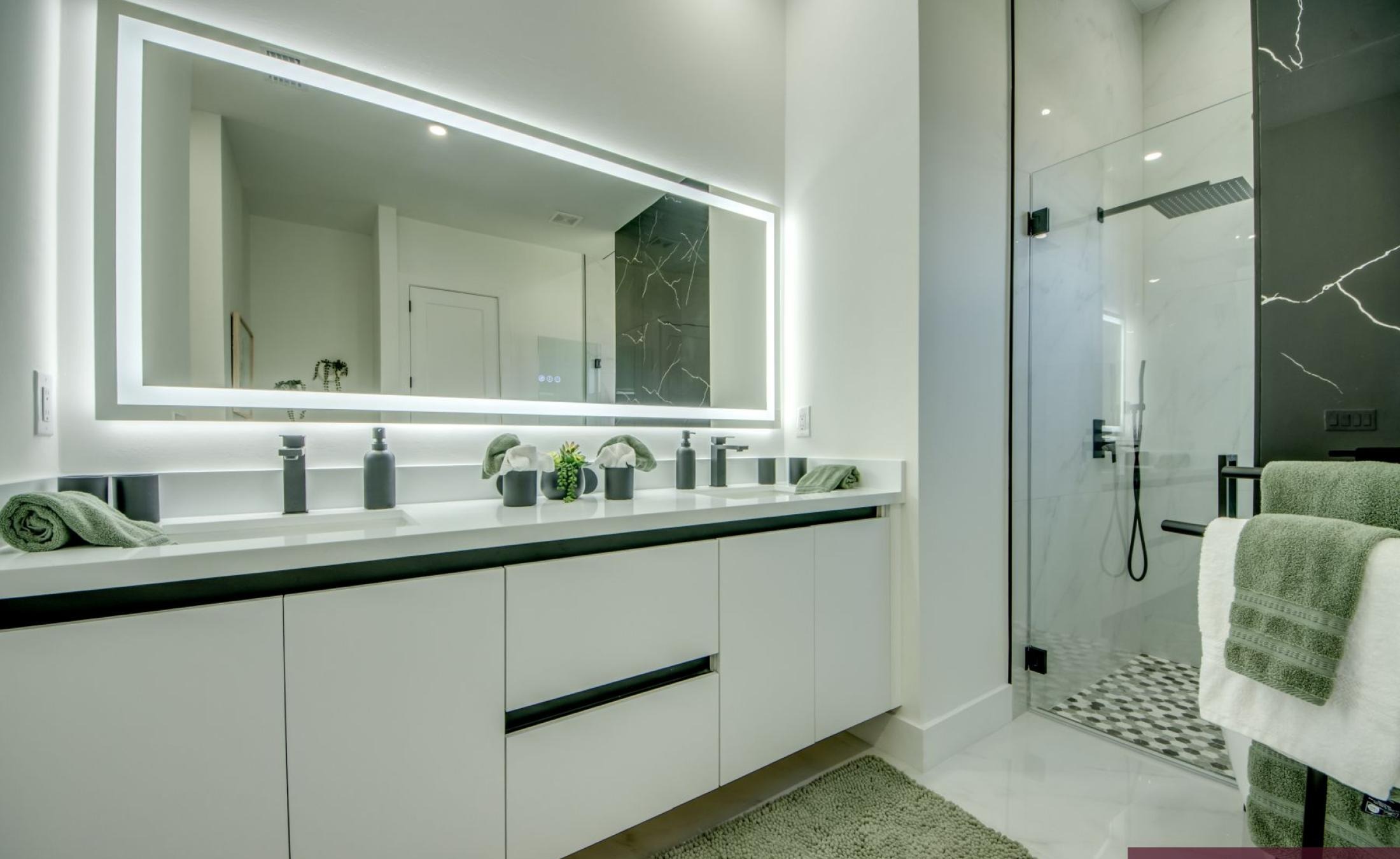 Private Poolterrasse mit beheiztem Pool am Kanal in Süd-Ausrichtung.