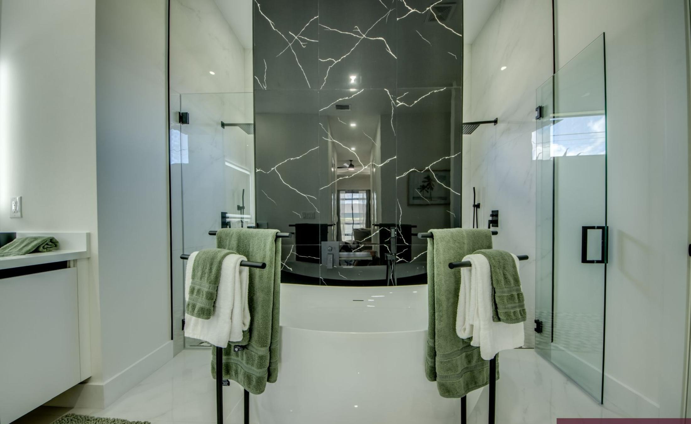 Beheizter Pool auf der Terrasse am Kanal.