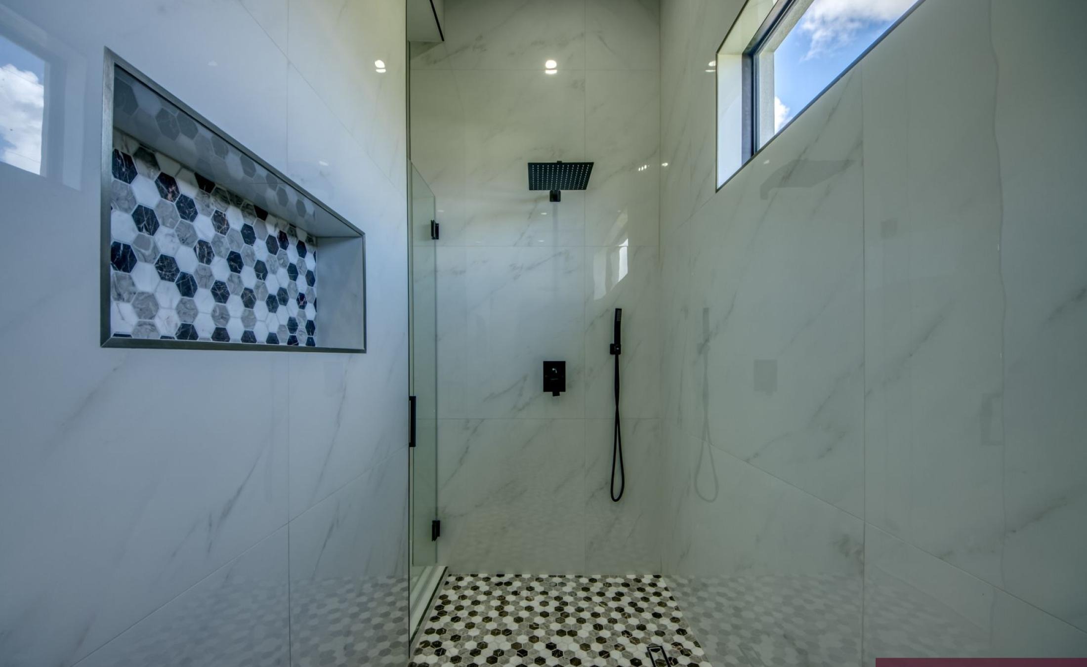 Beheizter Pool auf der Terrasse mit Blick auf den Kanal.