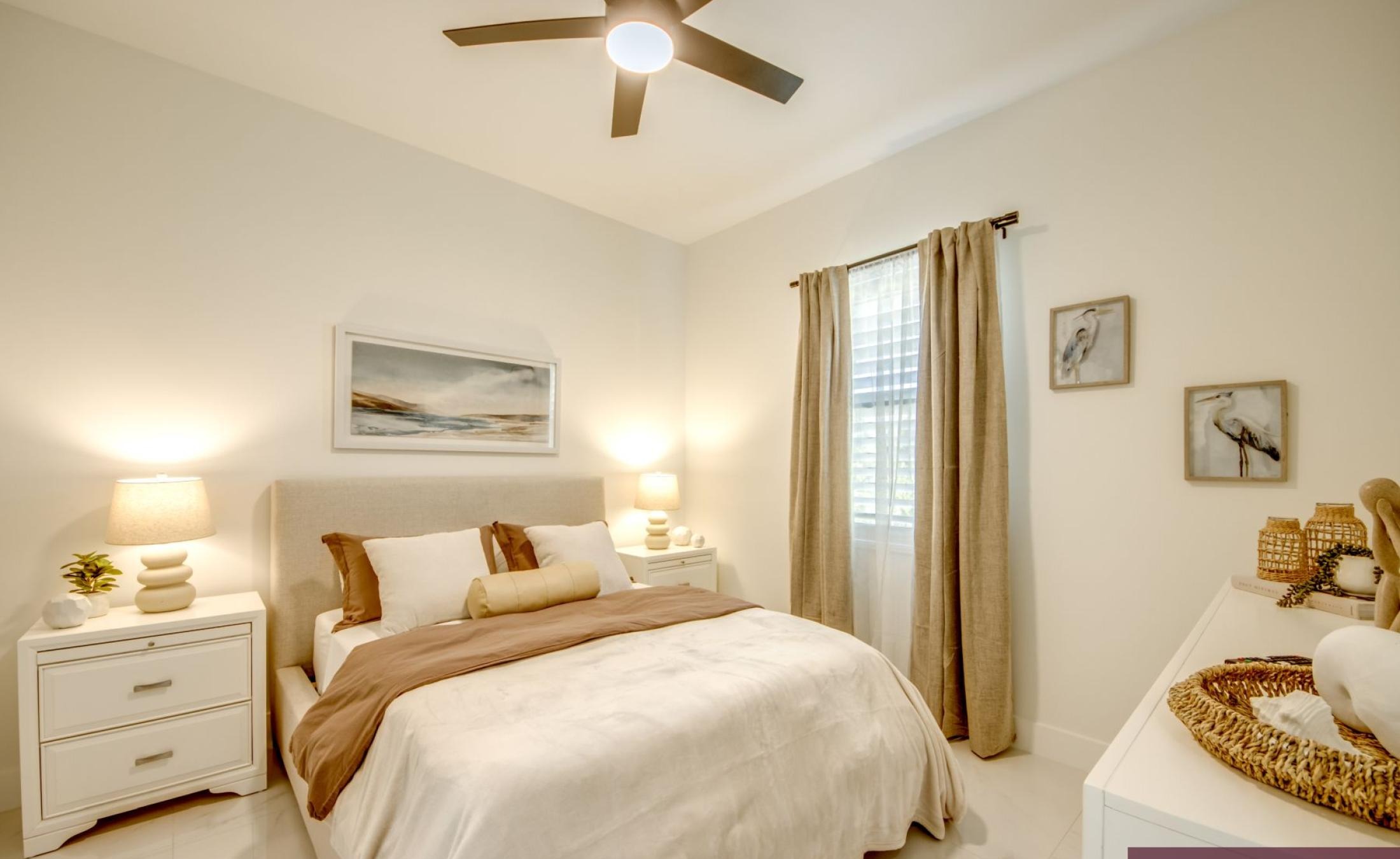 Beheizter Pool auf der Terrasse mit Blick auf den Kanal.