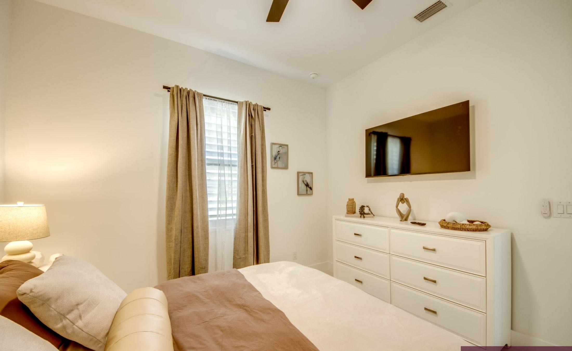 Beheizter Pool auf der Terrasse mit Blick auf den Kanal.